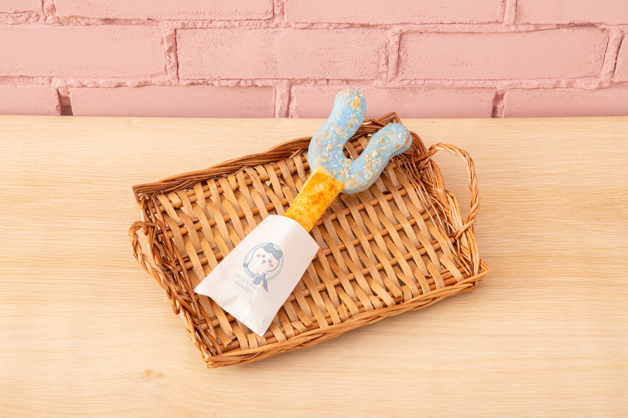 “ヤーッ!!”シュガーに包まれたハチワレの甘いさすまたスティックパイ