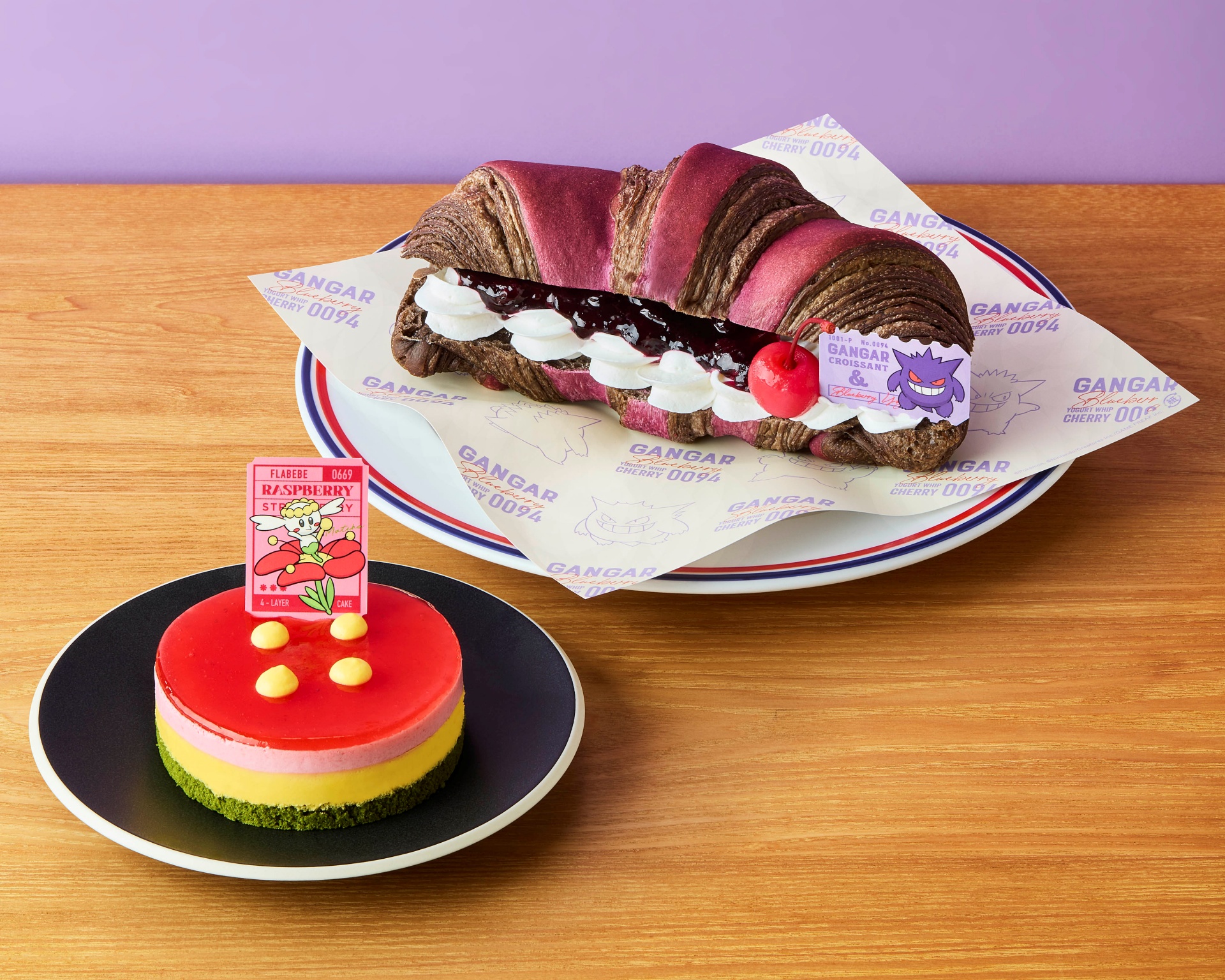 フラベベのフランボワーズと苺のケーキ（左）、ゲンガーのクロワッサンサンド～ブルーベリーヨーグルト～（右）