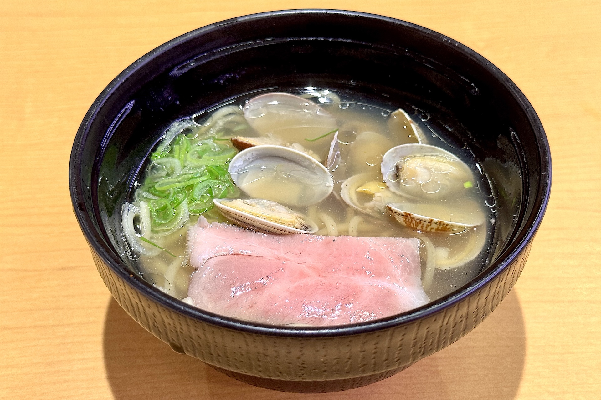 大阪「麺匠至誠」監修「あさり入り 貝だし塩ラーメン」460円〜 販売期間：10月1日〜10月26日 販売予定総数59万食