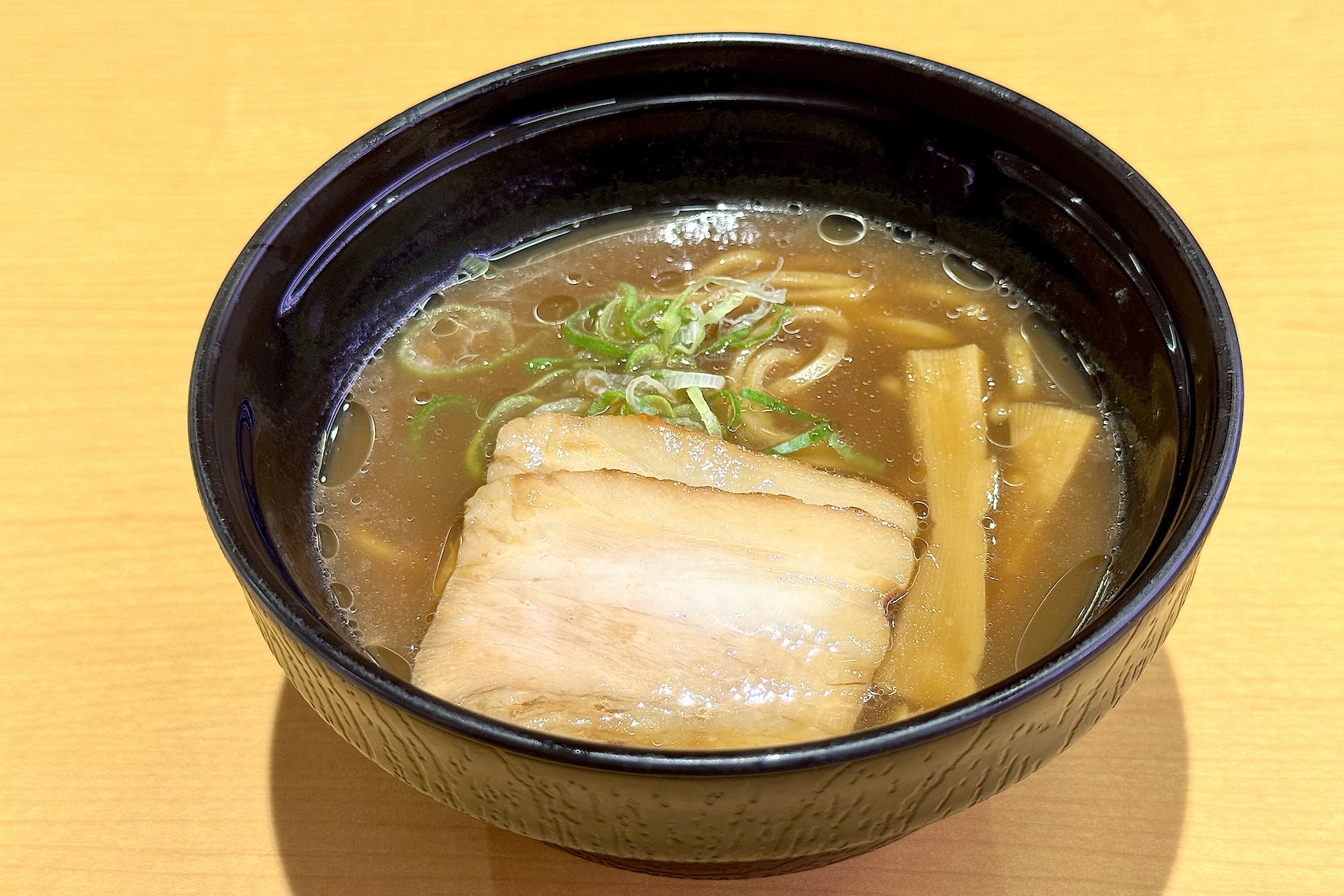 和歌山「神戸・丸髙中華そば」監修「和歌山 豚骨しょうゆラーメン」460円〜 販売期間：10月1日〜10月26日 販売予定総数82万食