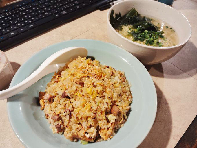 とにかくメニューが豊富。対戦会でしっかり食事ができるというのは他の会場にはない魅力だ。