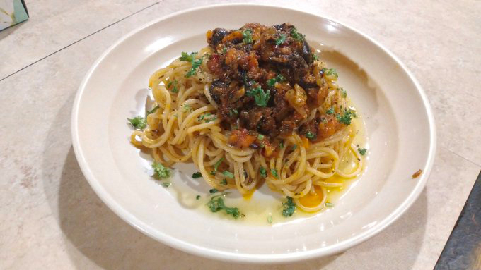 とにかくメニューが豊富。対戦会でしっかり食事ができるというのは他の会場にはない魅力だ。