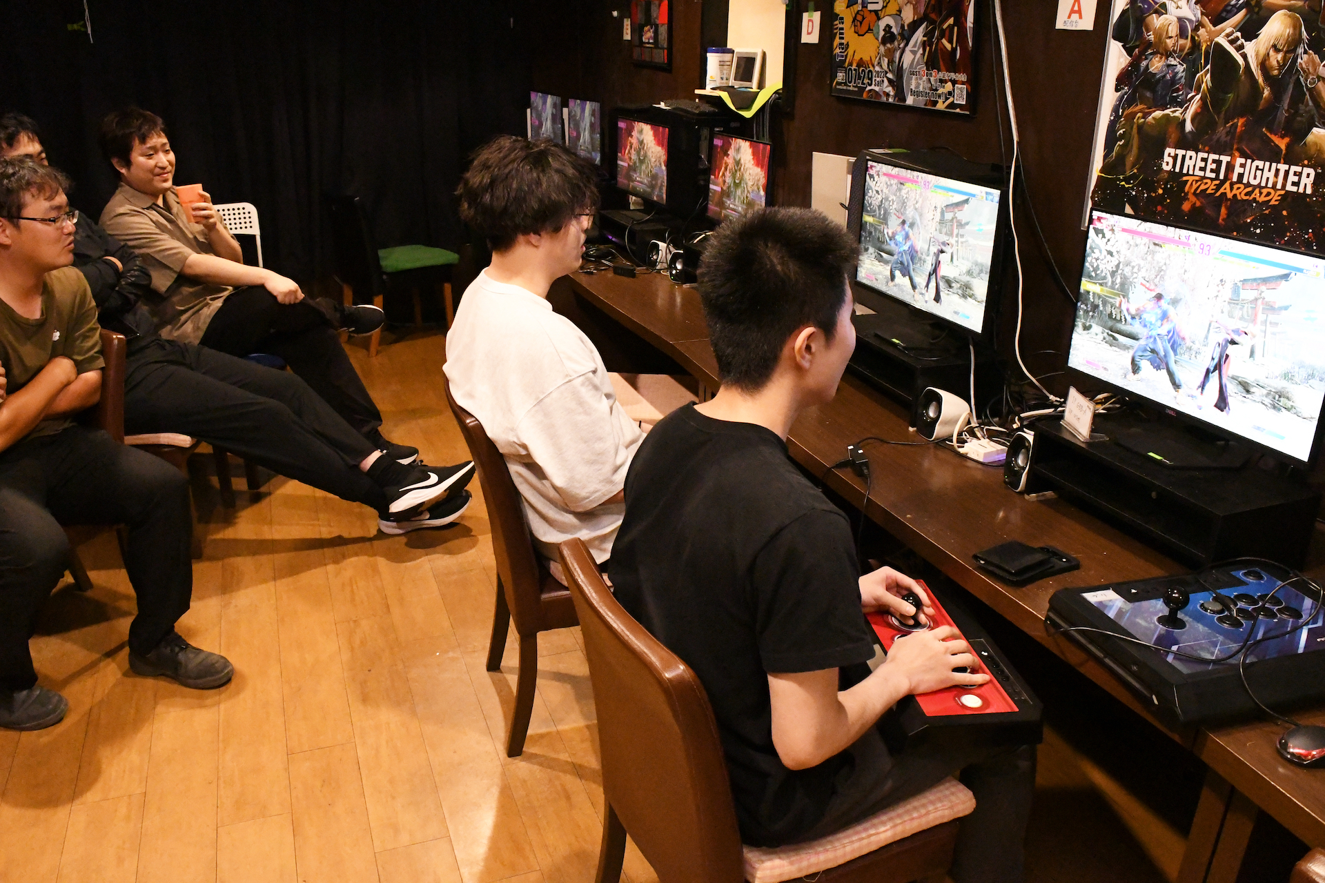 大会をきっかけに攻略情報の交換など、自然な流れでプレーヤー同士の交流が行われている