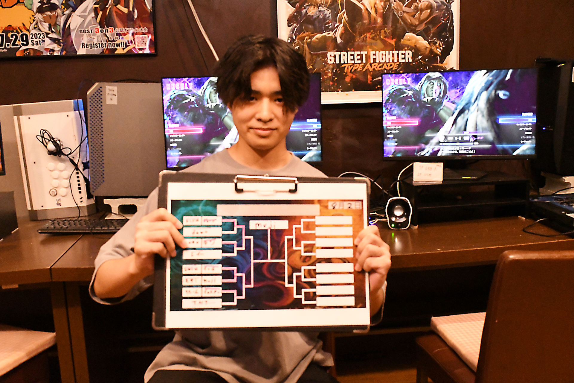 この日の「スト6」大会では、ベガ使いの強豪プレーヤー・mujiさんが優勝を飾った