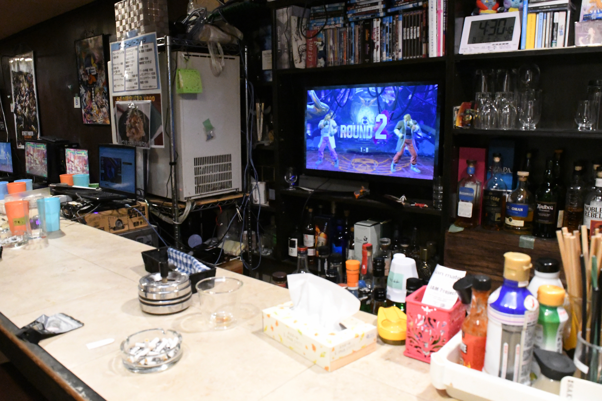 eスポーツ施設での対戦会はどうしても対戦することがメインになりがちだが、ここではバーカウンターで休憩しながらマイペースに遊ぶことができる