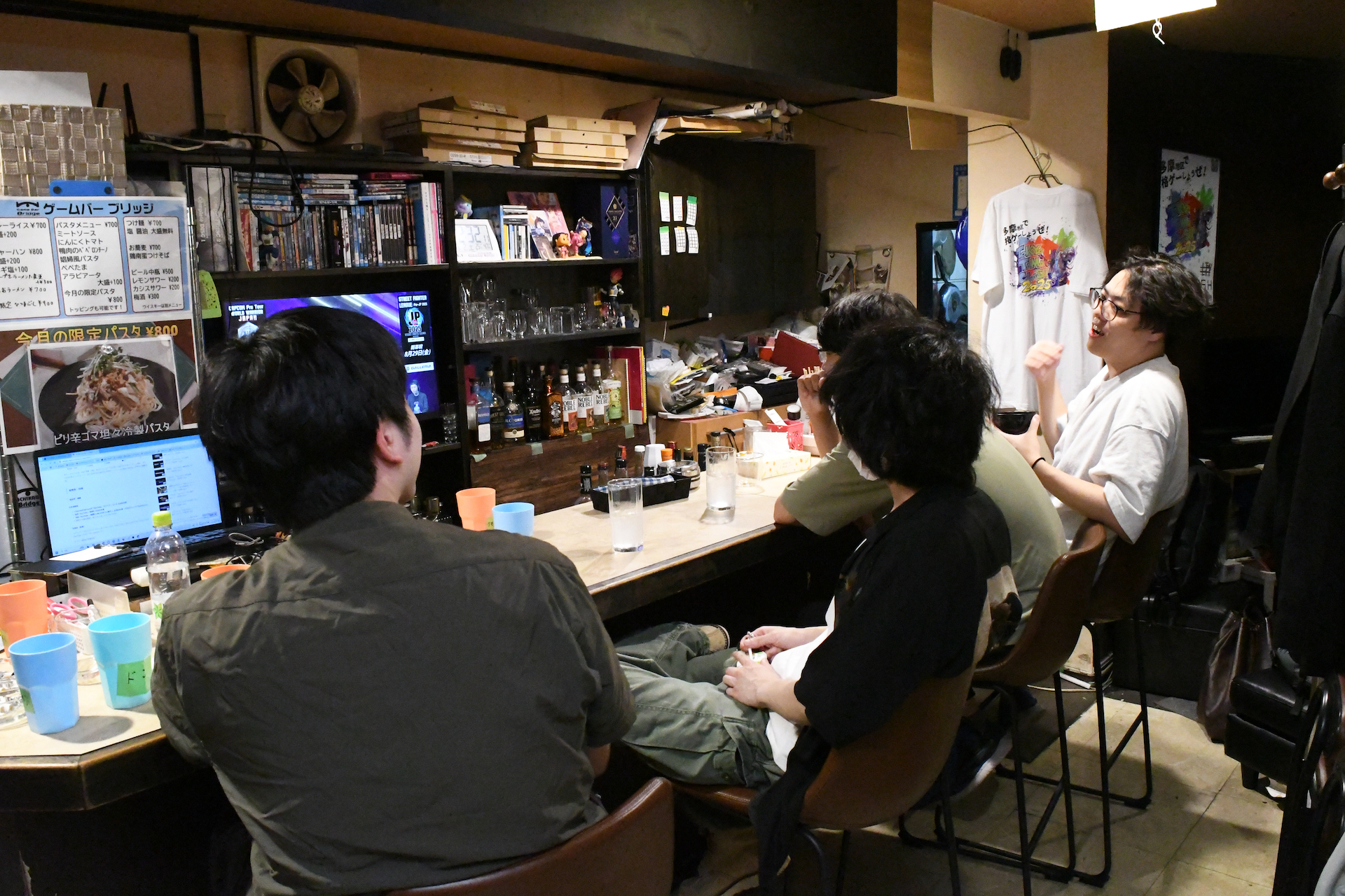 対戦はそこそこに、共通の話題で話に花を咲かせている人たちも結構いる