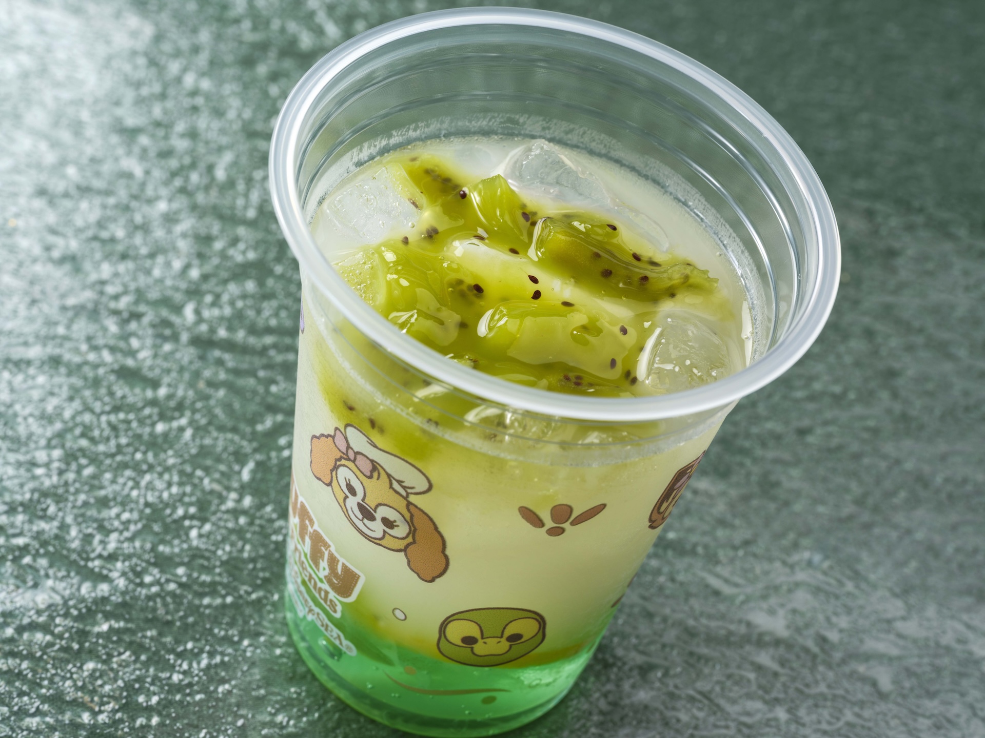 スペシャルドリンク（乳酸菌飲料、レモン、キウイ、アップルシロップ） 700円