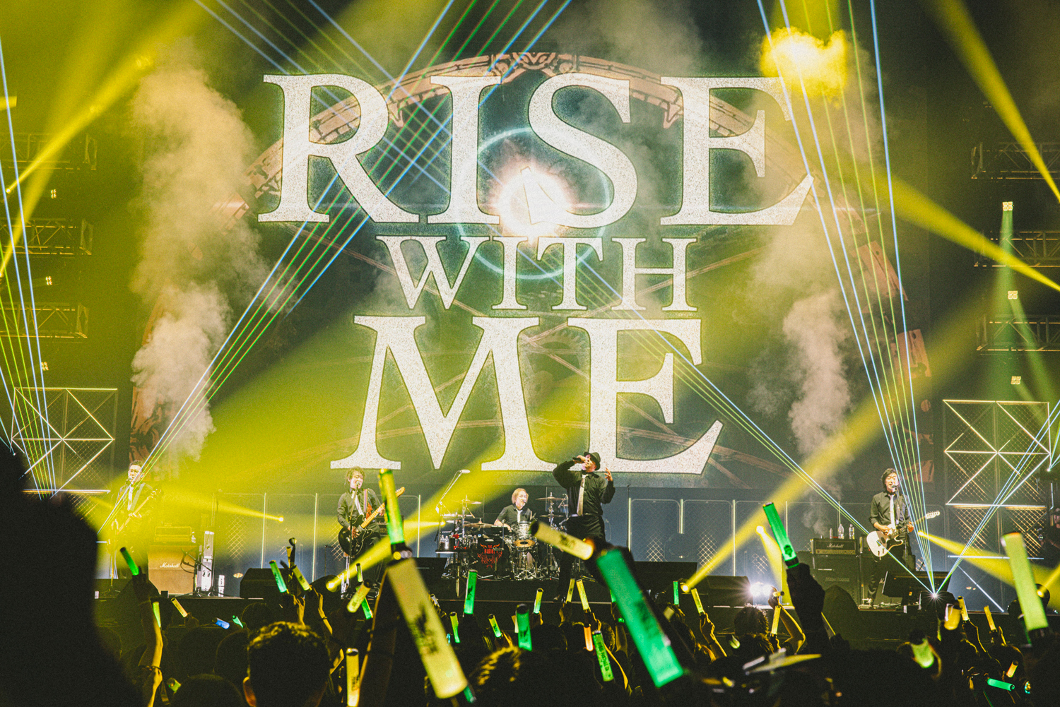 もはやこれがないと物足りないレベルの定番曲となった「ライズ」