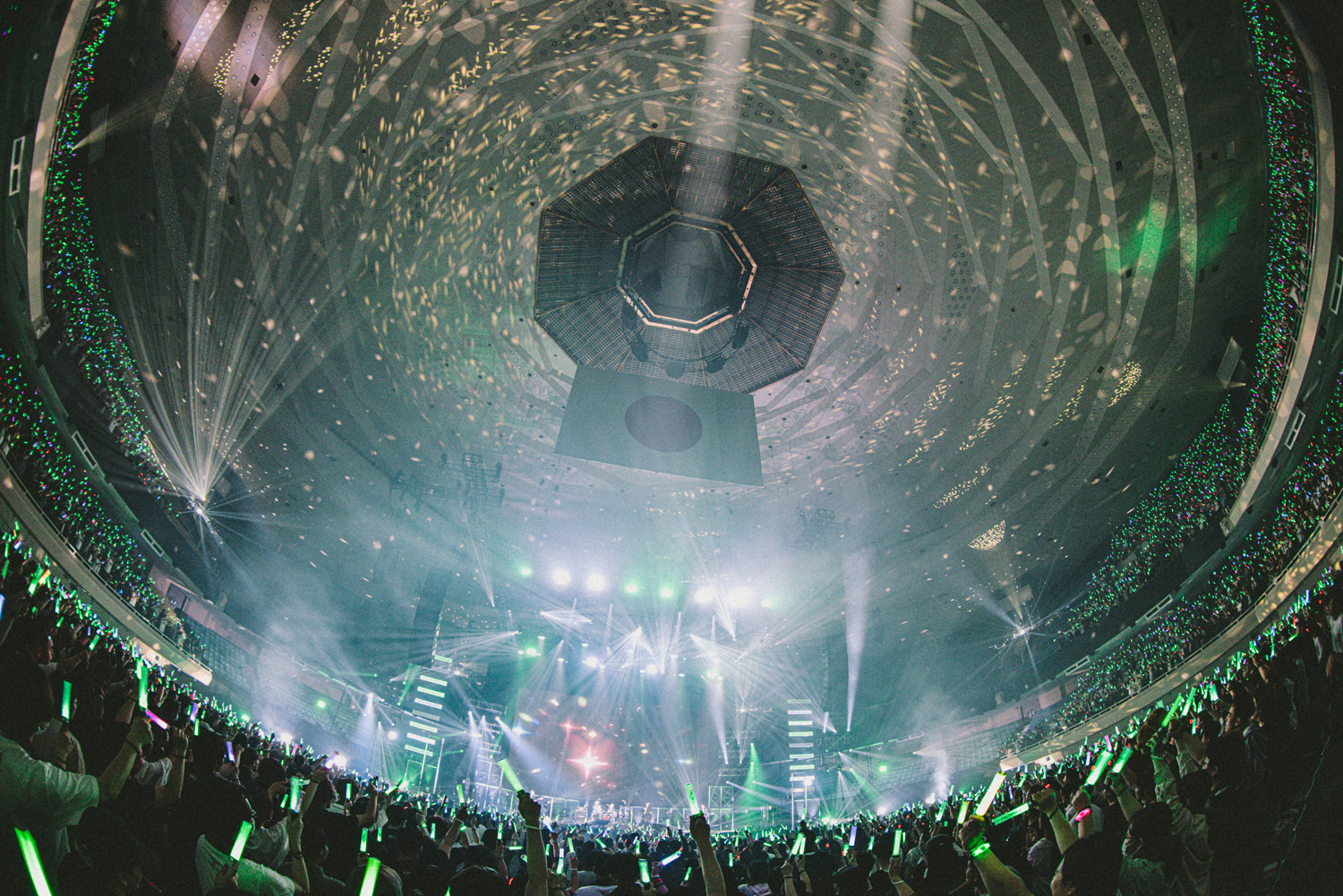 8個のミラーボールで会場が光の渦に照らされる