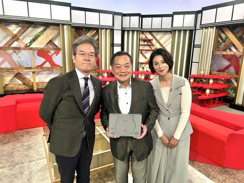MCの有馬嘉男さん（左）と森花子さん（右）、そして久夛良木 健氏（中央）