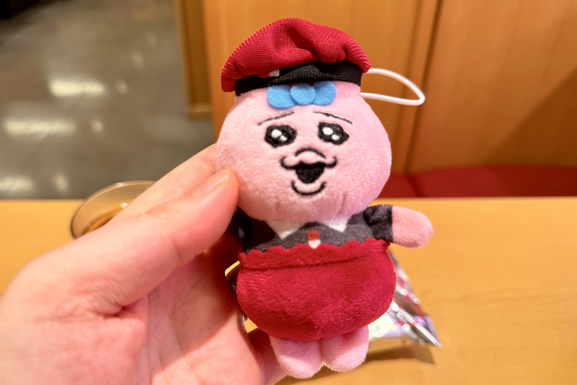 マスコットは全4種。おすしとのコラボデザインや秋らしいイメージのものなど、本コラボオリジナルのものが用意されている