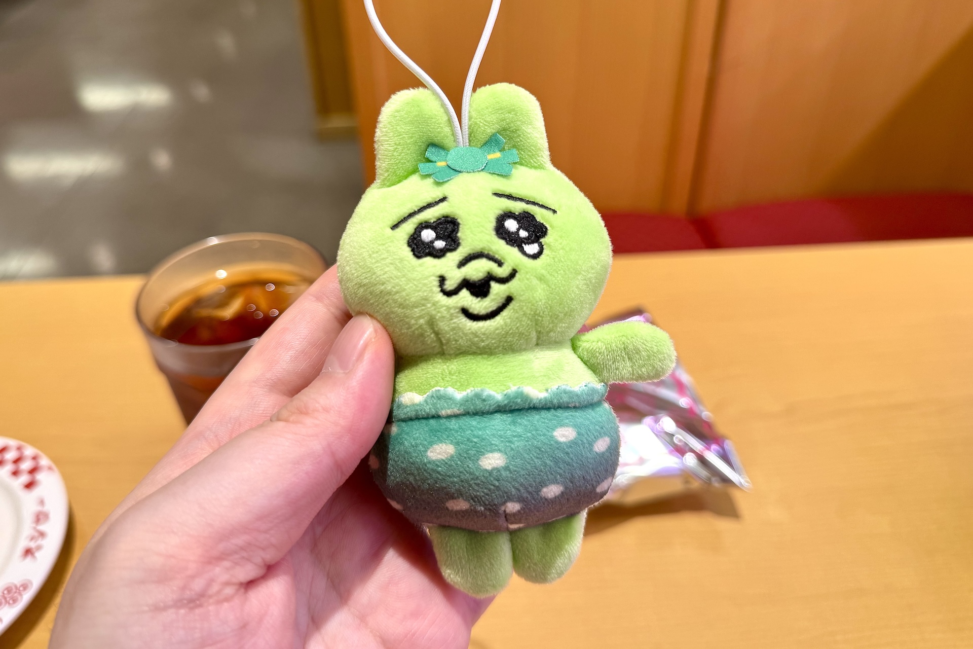 マスコットは全4種。おすしとのコラボデザインや秋らしいイメージのものなど、本コラボオリジナルのものが用意されている