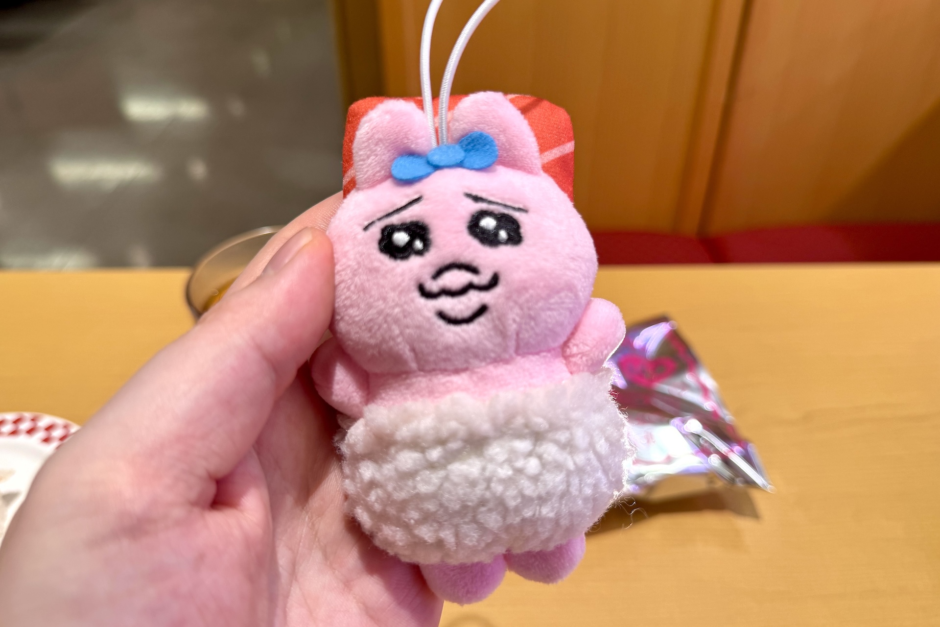 マスコットは全4種。おすしとのコラボデザインや秋らしいイメージのものなど、本コラボオリジナルのものが用意されている