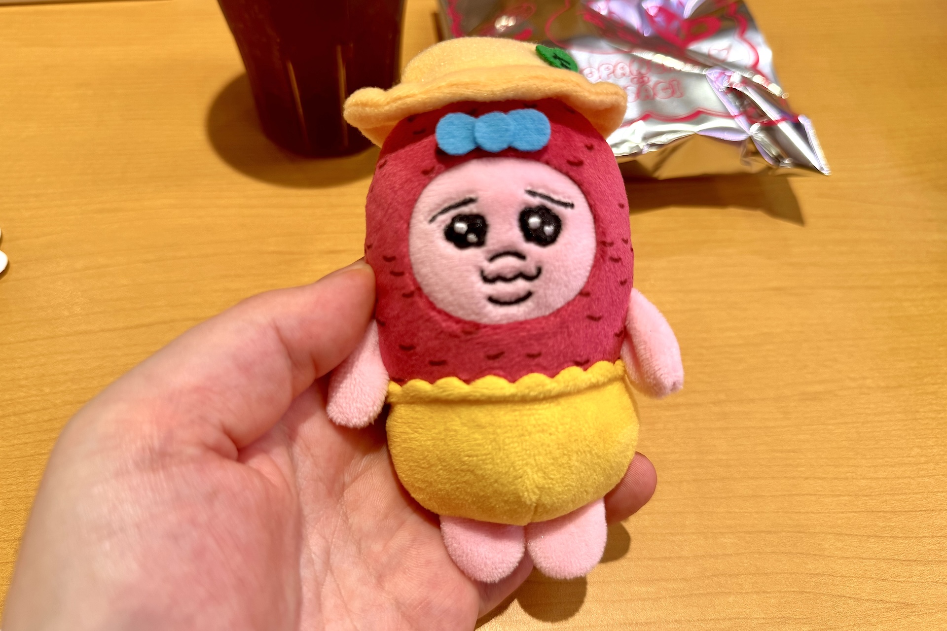 マスコットは全4種。おすしとのコラボデザインや秋らしいイメージのものなど、本コラボオリジナルのものが用意されている