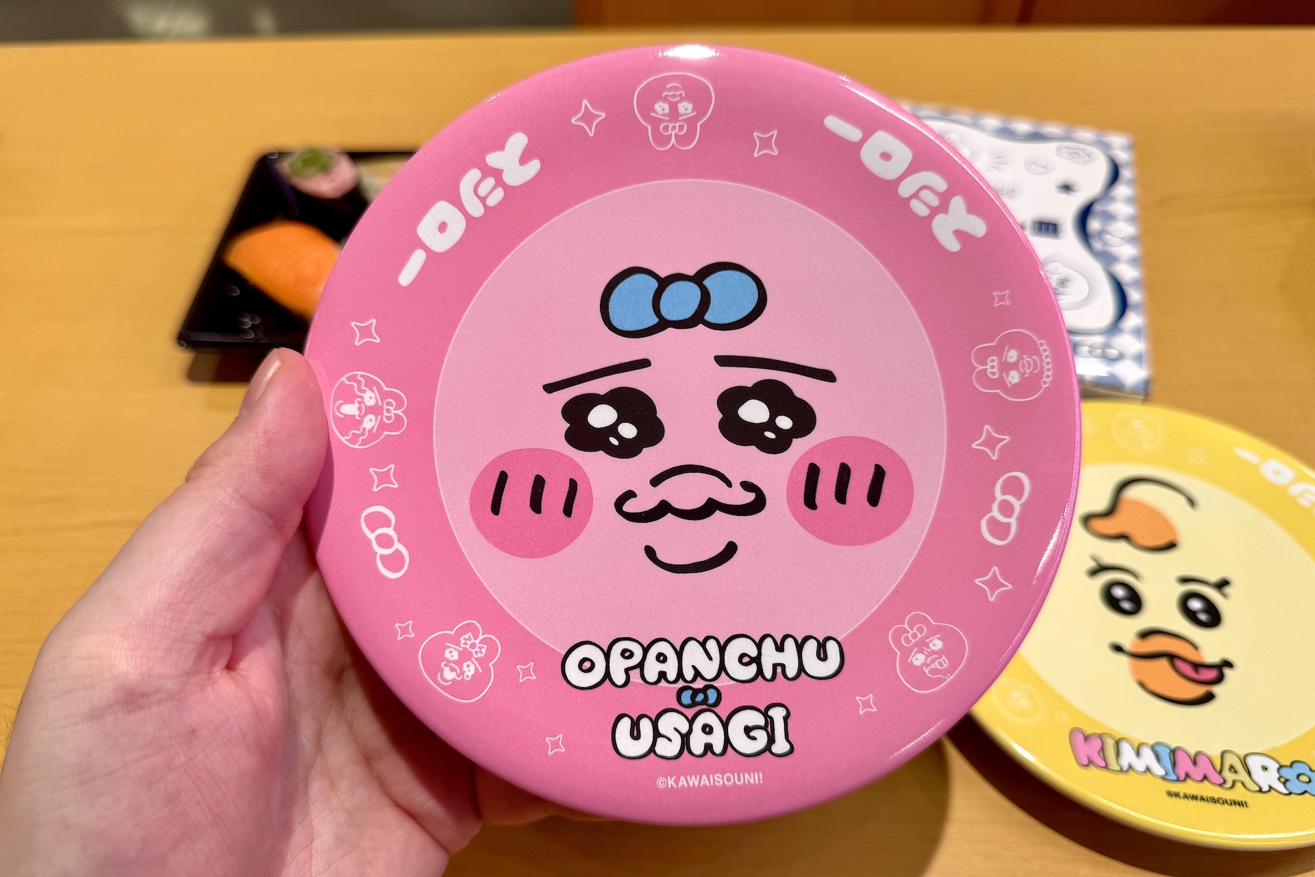 すし皿はおぱんちゅうさぎ、んぽちゃむ、きみまろの全3種