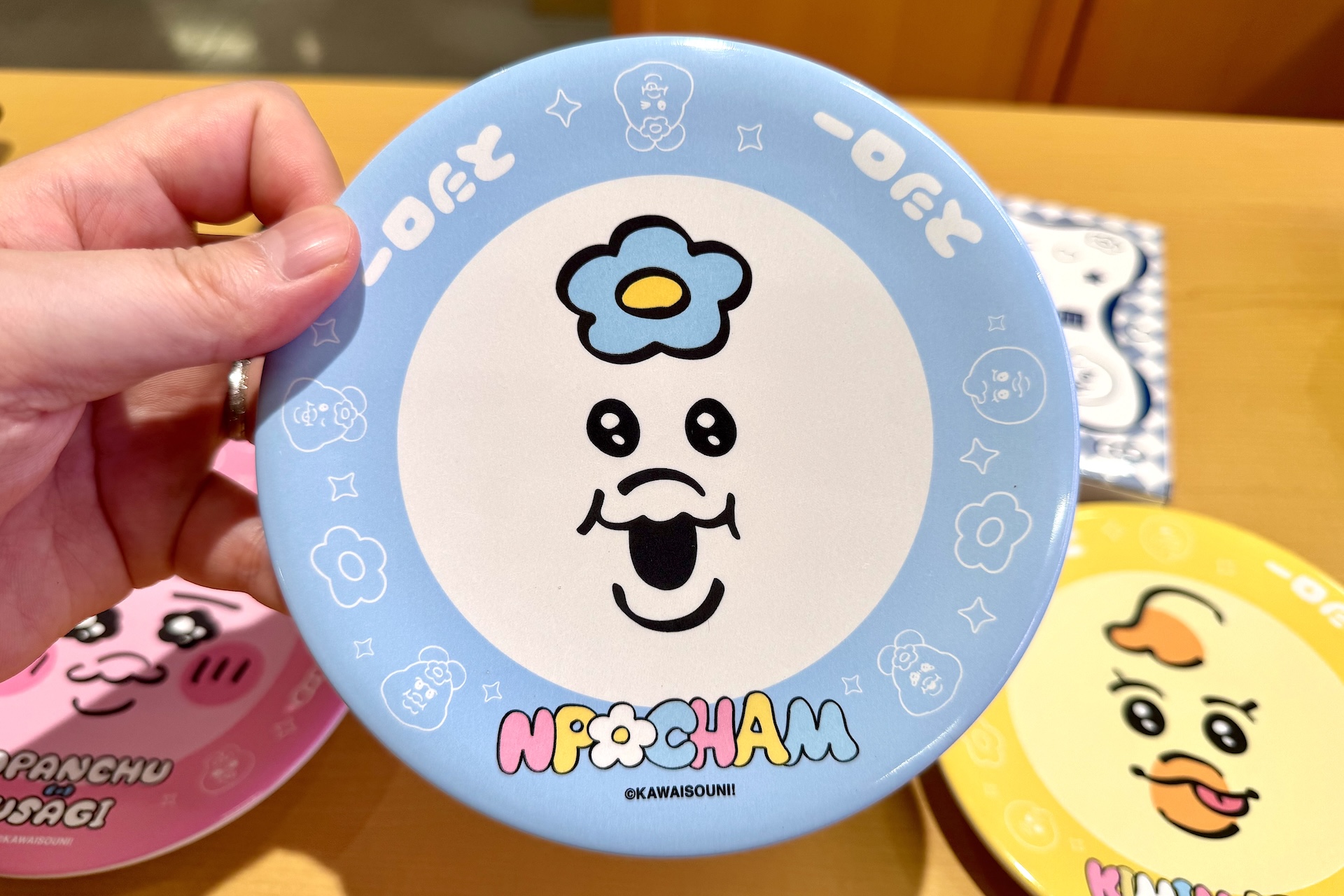 すし皿はおぱんちゅうさぎ、んぽちゃむ、きみまろの全3種