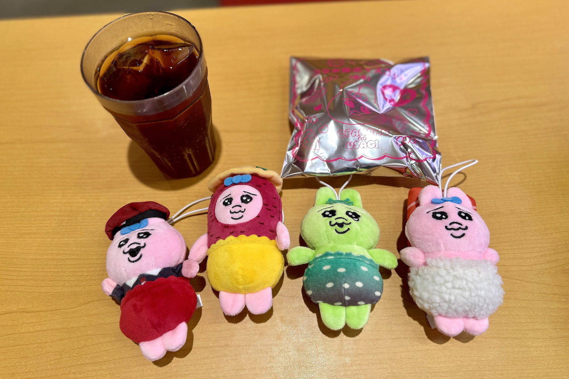 可哀想に！コラボ限定マスコット付き ソフトドリンク 価格：1,100円〜 ※マスコットは1注文につき1つがランダム提供される