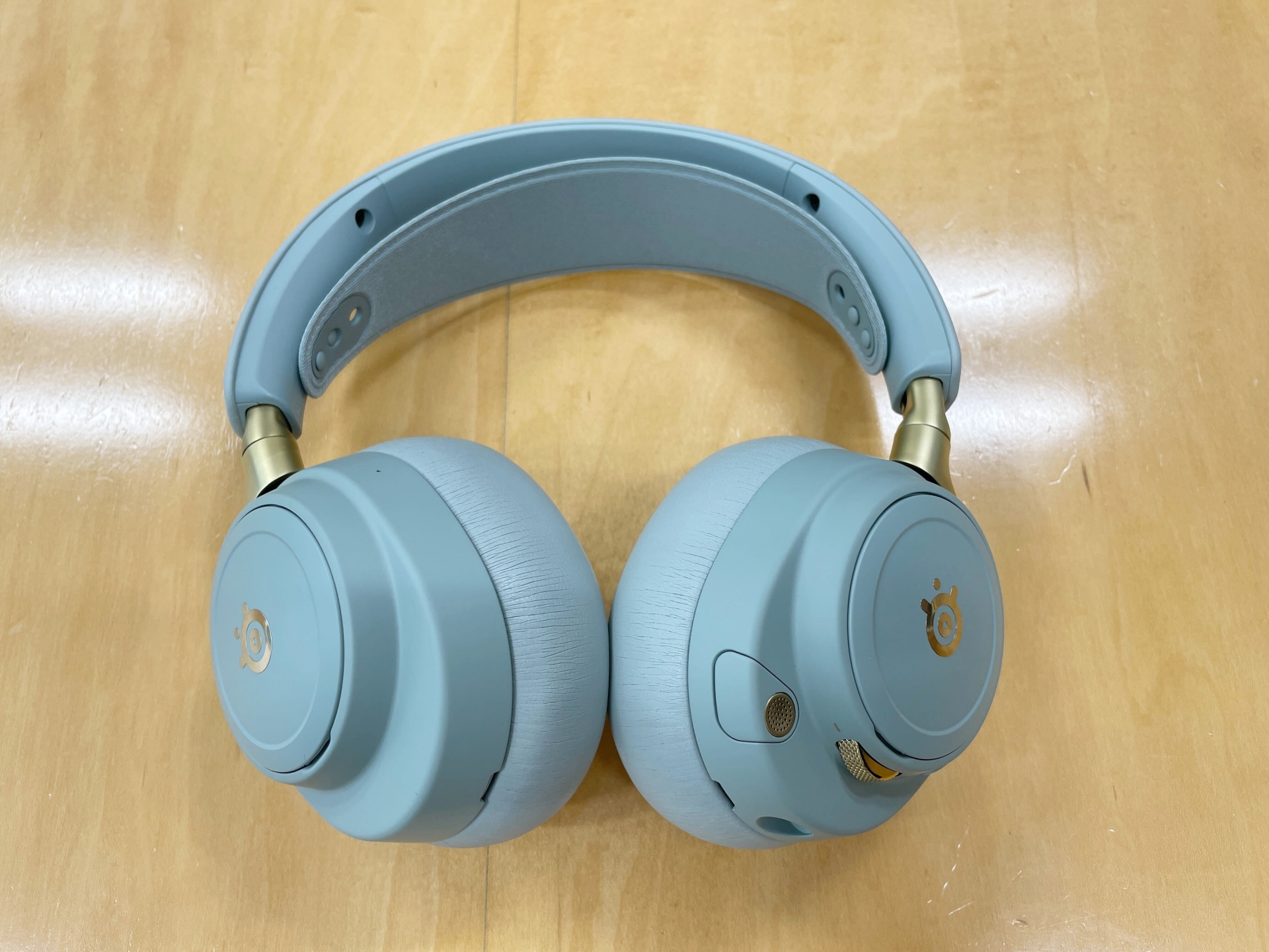 「Arctis Nova Elite」セージ＆ゴールド