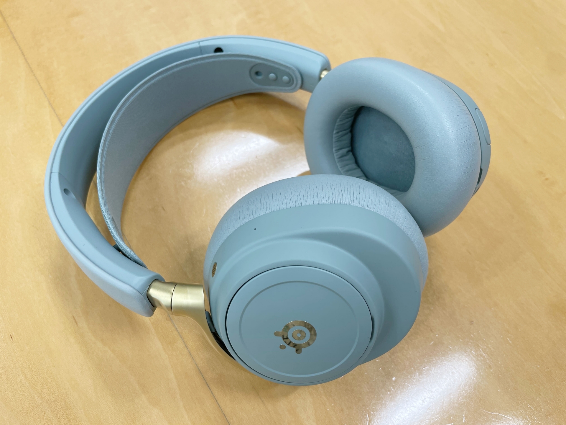 「Arctis Nova Elite」セージ＆ゴールド