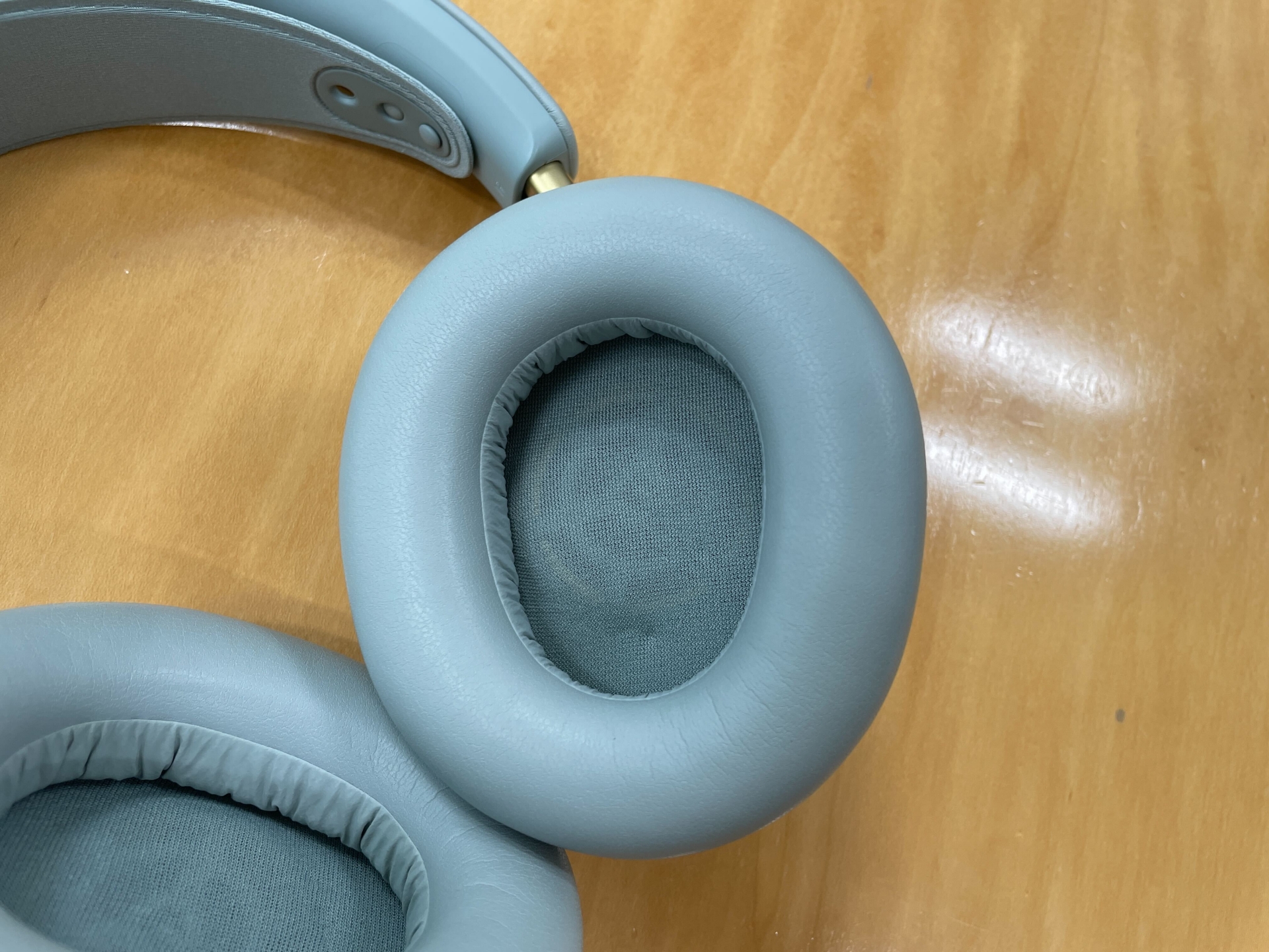 ドライバー部分。装着時に耳に対して並行になるよう、傾いた形で設置されている