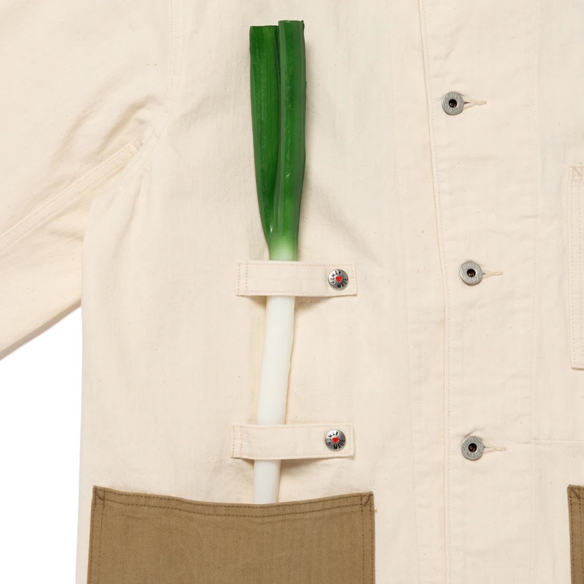 右身頃のタブにネギを装着できる、冒険仕様