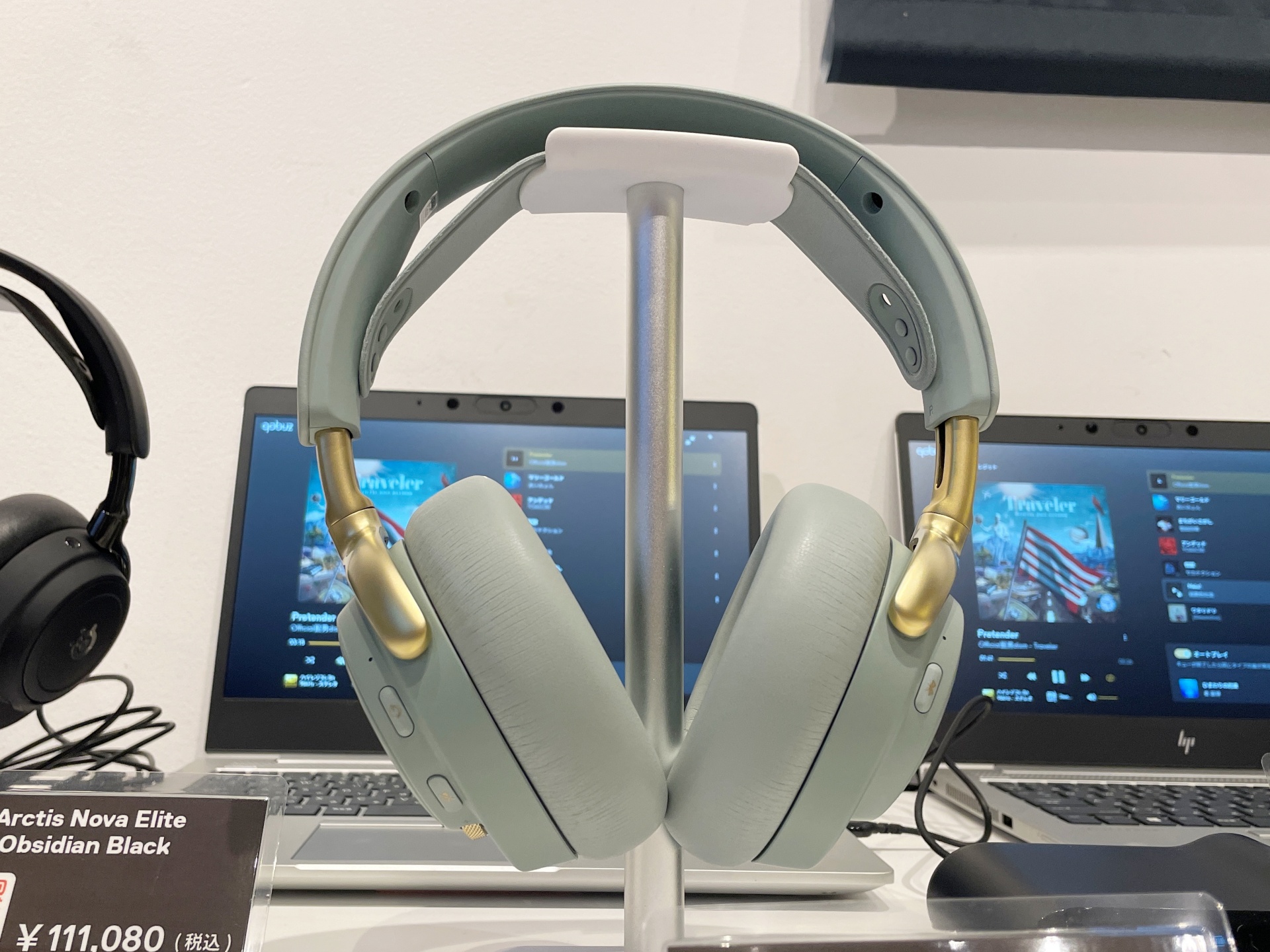 「Arctis Nova Elite」。色は「Sage＆Gold（セージ＆ゴールド）」と「Obsidian Black（オブシディアンブラック）」の2種類