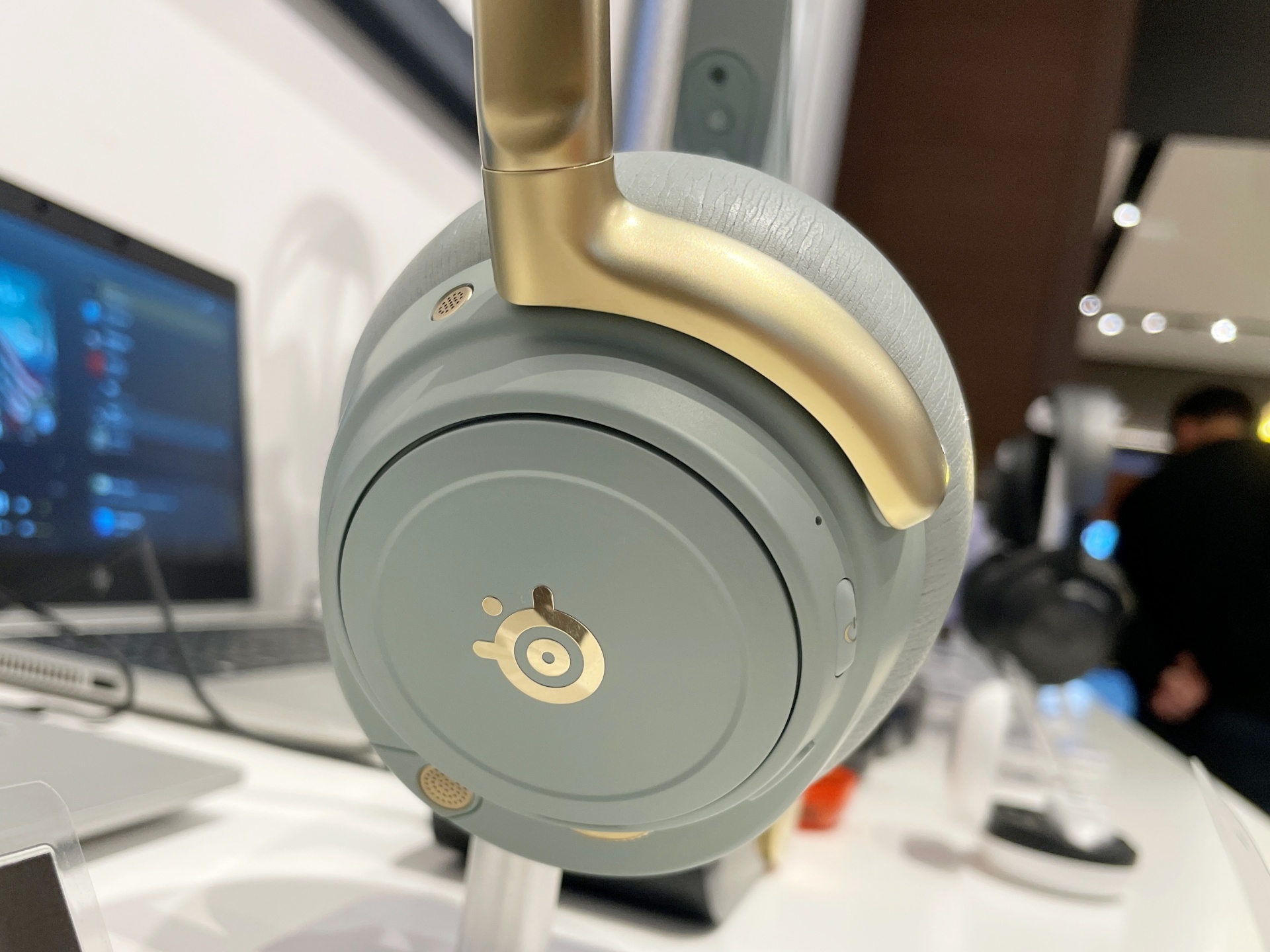 「Arctis Nova Elite」。色は「Sage＆Gold（セージ＆ゴールド）」と「Obsidian Black（オブシディアンブラック）」の2種類