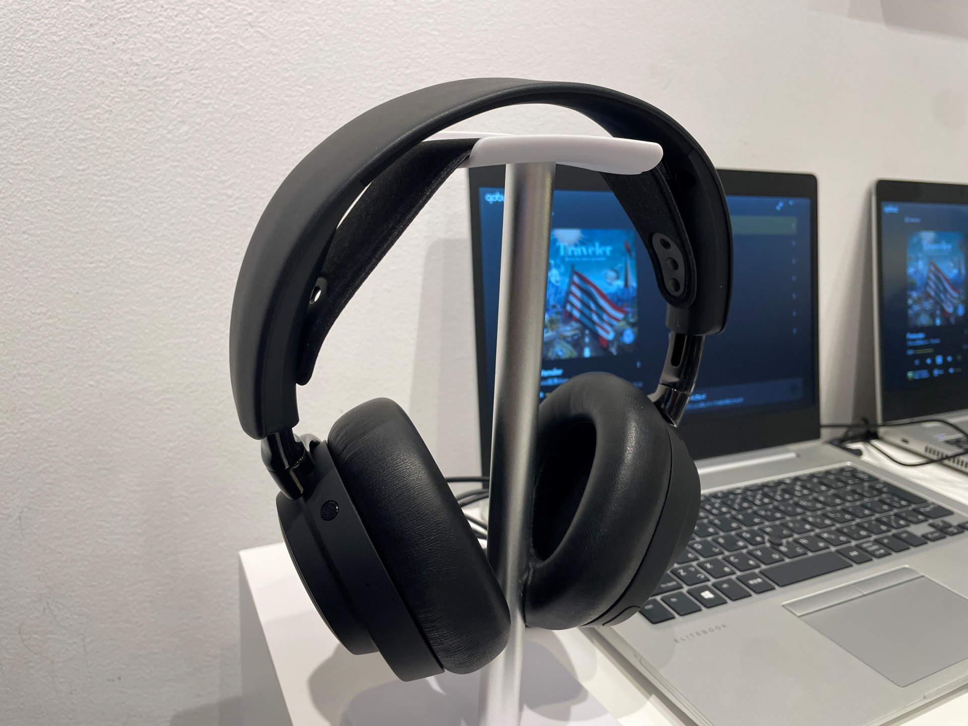 「Arctis Nova Elite」。色は「Sage＆Gold（セージ＆ゴールド）」と「Obsidian Black（オブシディアンブラック）」の2種類