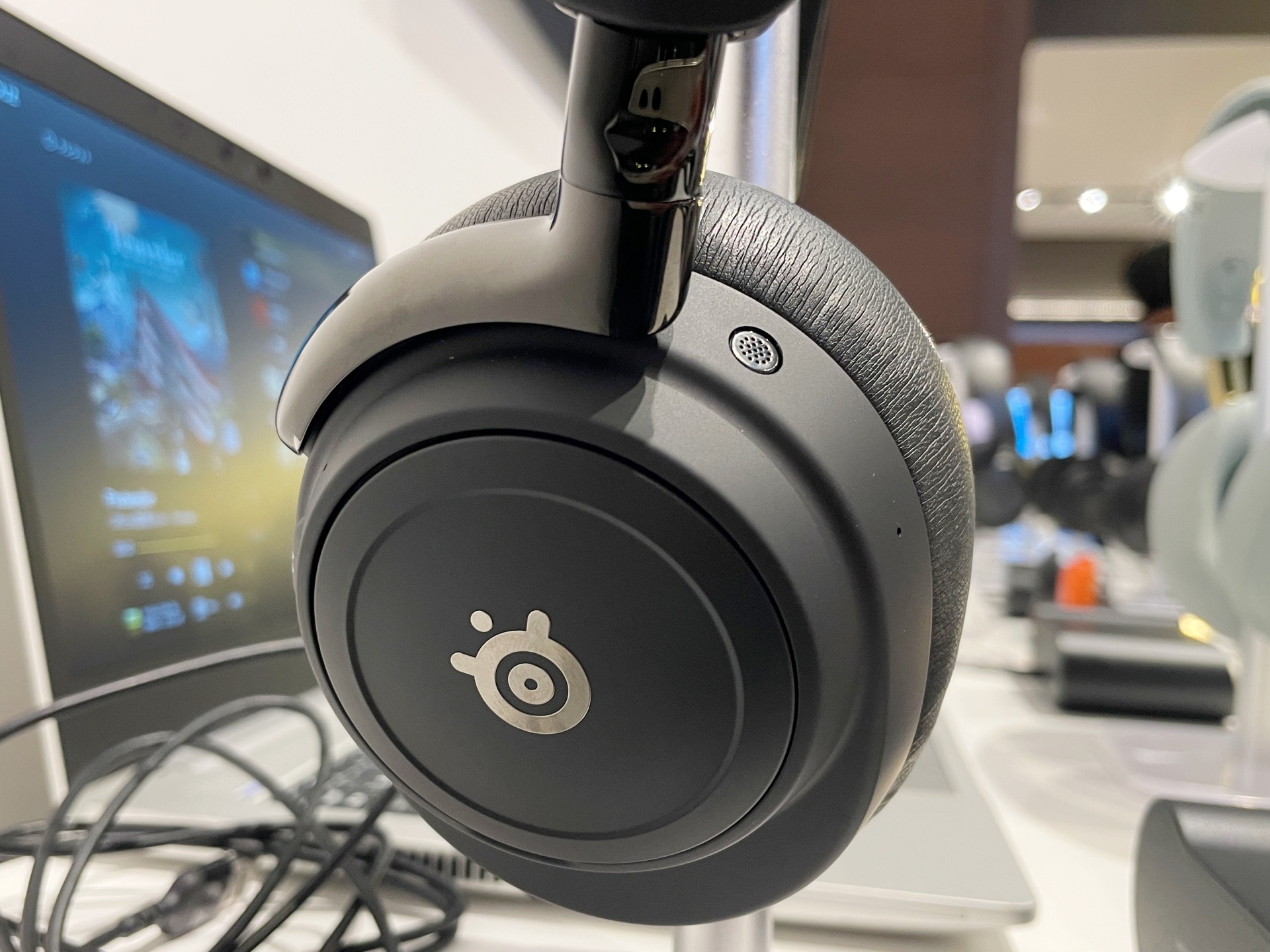 「Arctis Nova Elite」。色は「Sage＆Gold（セージ＆ゴールド）」と「Obsidian Black（オブシディアンブラック）」の2種類