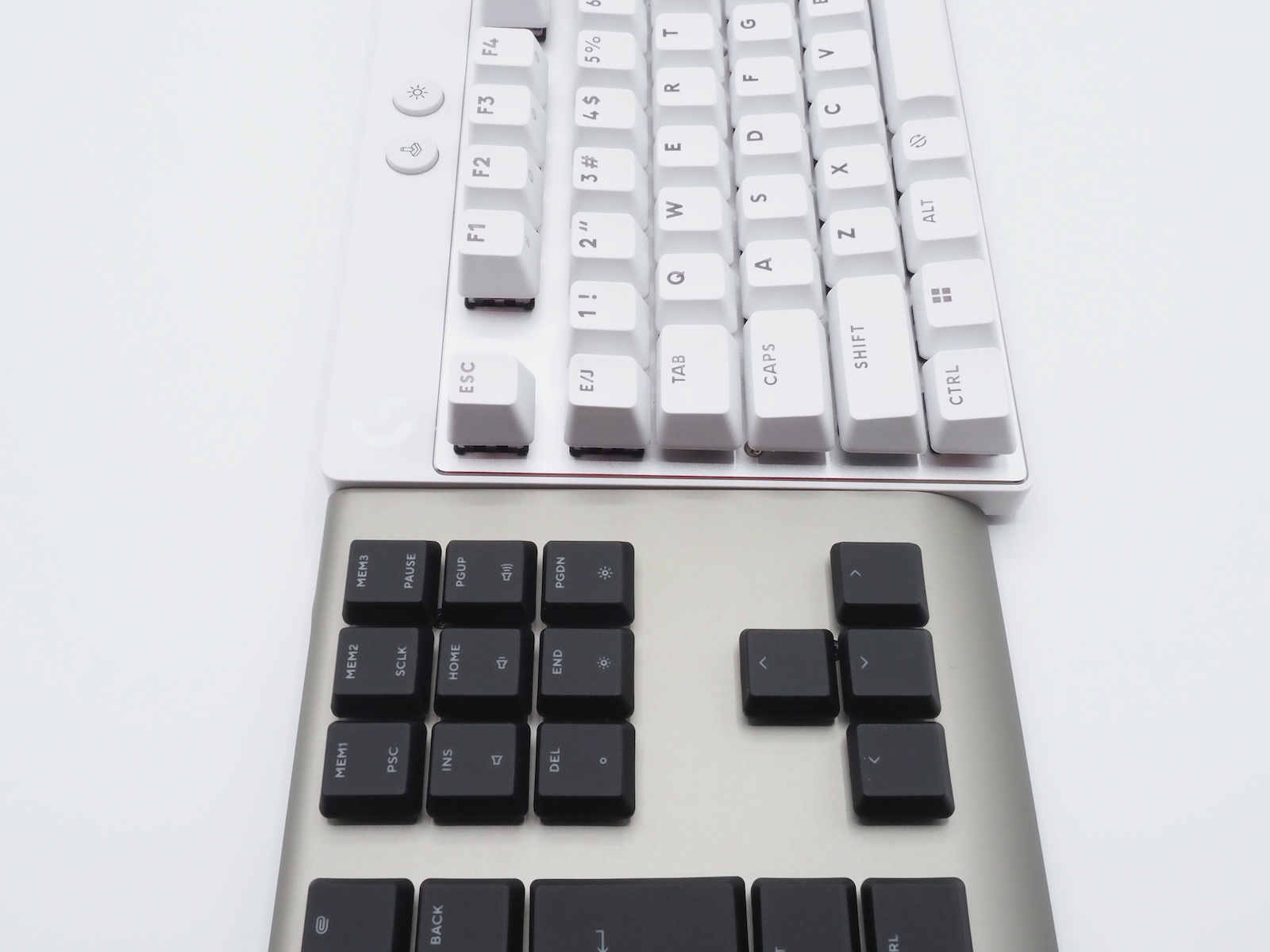 メディアコントロールがない分、「ZENAIM KEYBOARD2 TKL」の方が奥行きは短い