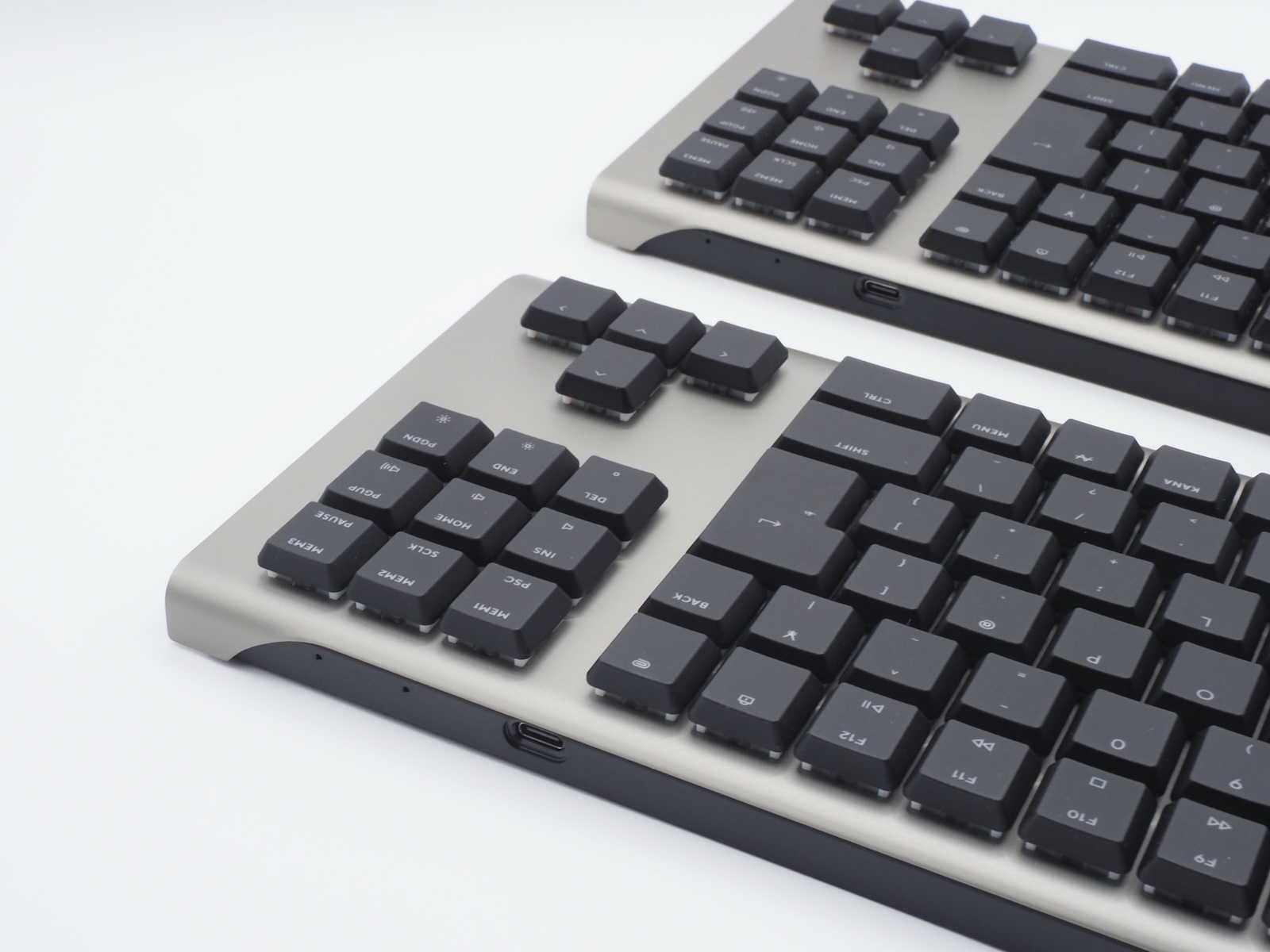 USB端子は上側面の右側に搭載されており、初代モデル（画像上）と同じ