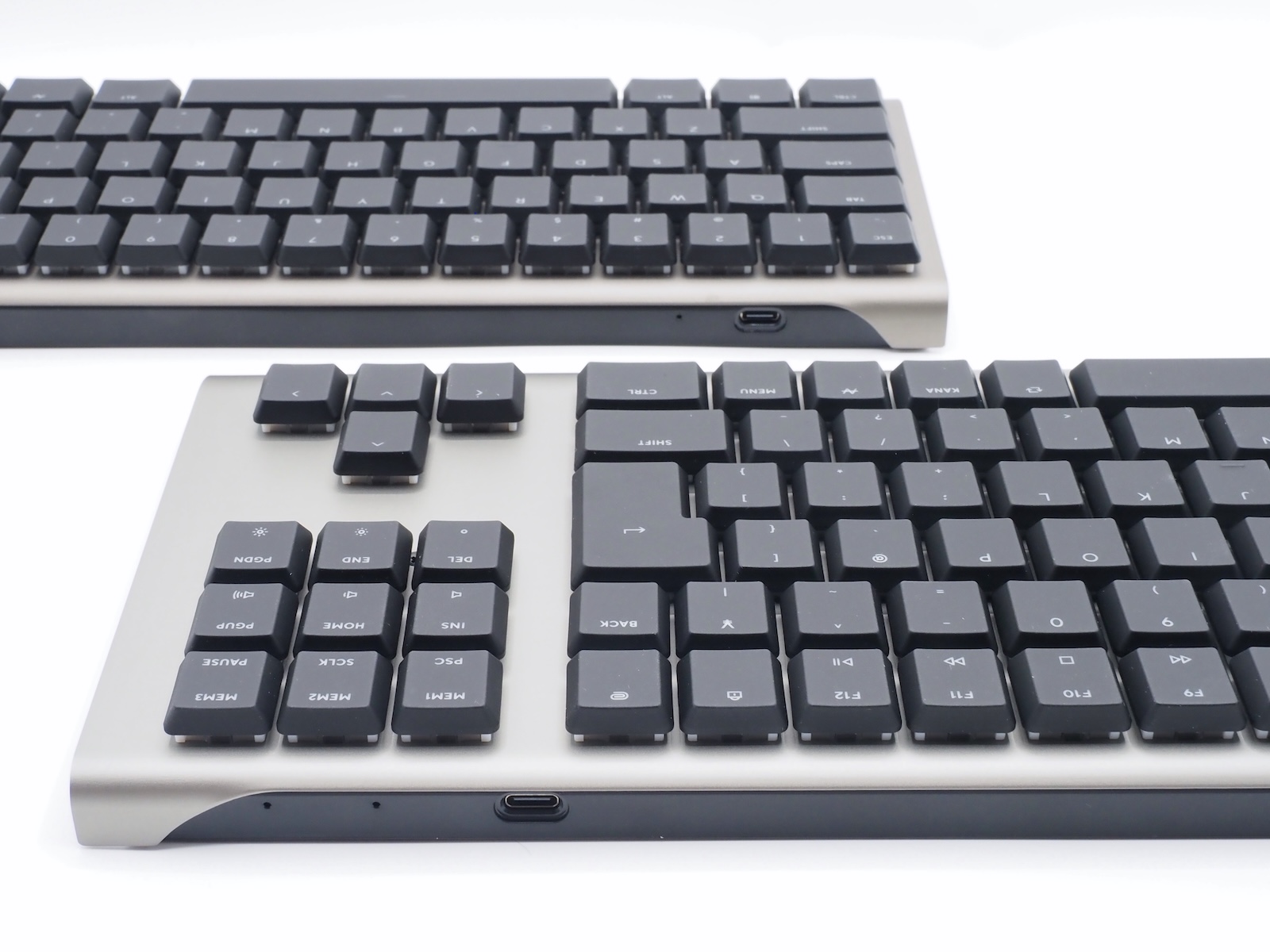 「ZENAIM KEYBOARD2 mini」（画像上）はUSB端子を左側に移設