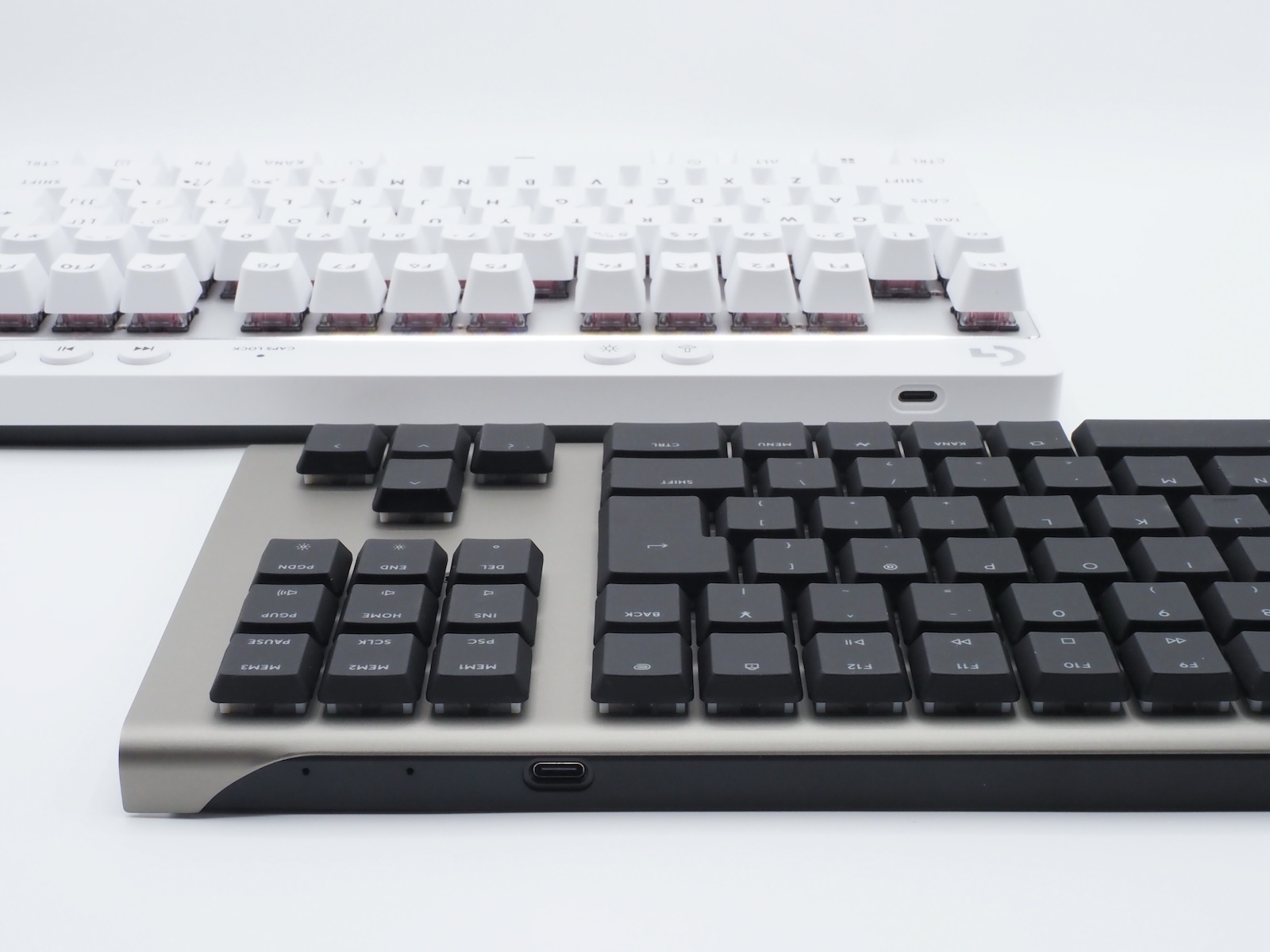 「PRO X TKL RAPID」もUSB端子は左側に搭載。次のTKLモデルはUSB端子を左側に搭載してほしい