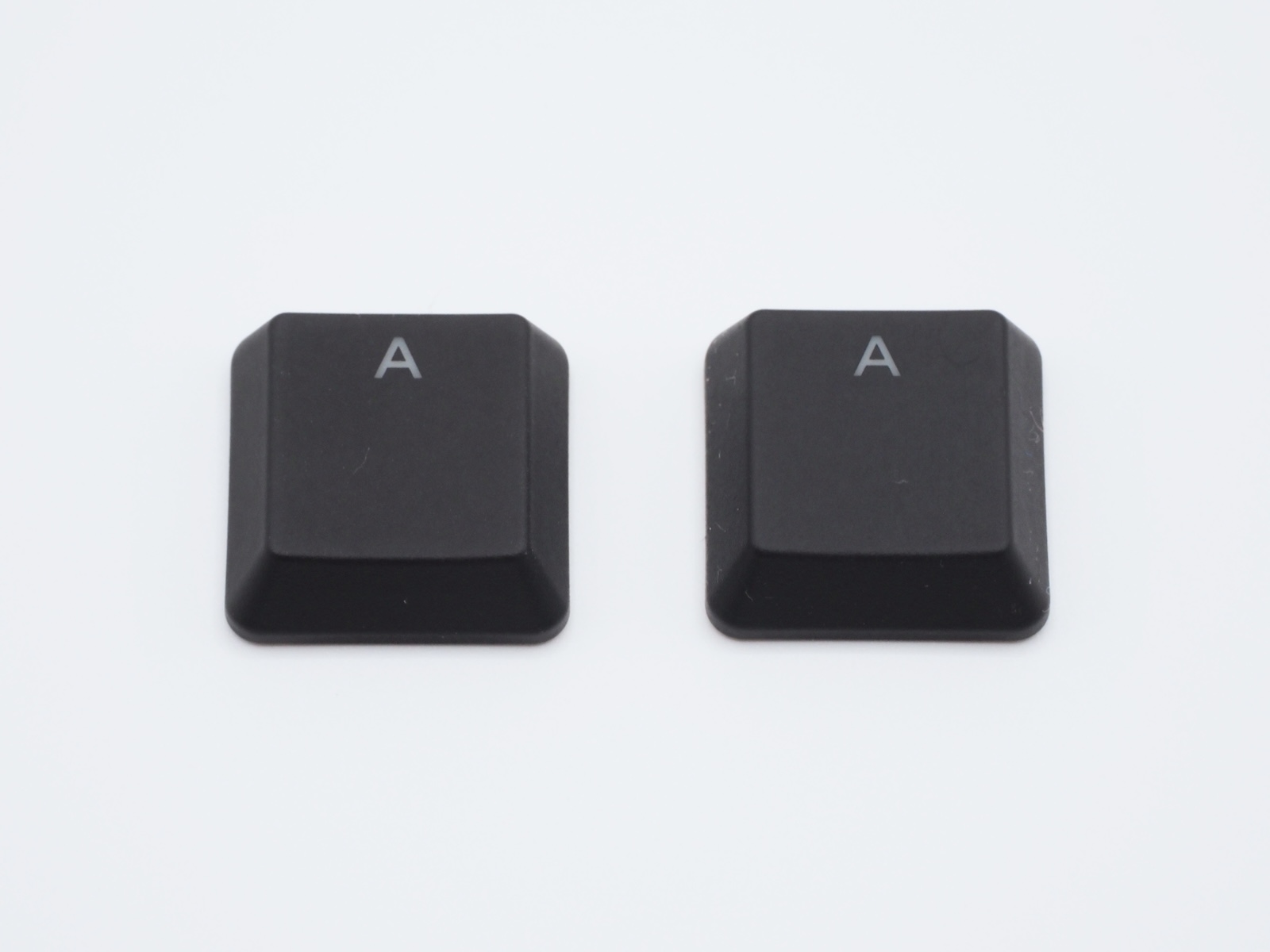 「ZENAIM KEYBOARD2 TKL」のキーキャップ（画像左）。初代モデル（画像右）と見た目に変化はないが、耐久性がアップしている