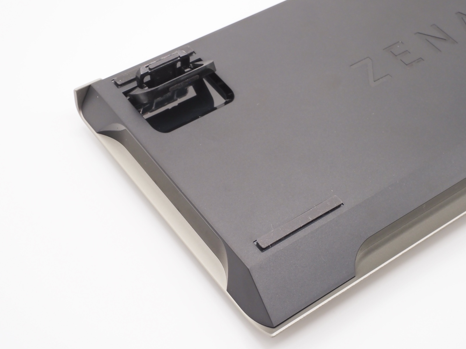 底面の滑り止めはシリコン系素材へ変更。傾斜は0度、4度、8度の3種類