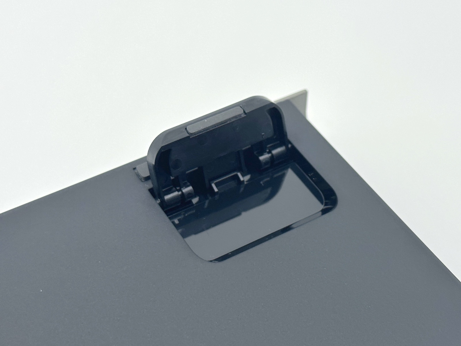 初代モデルではウレタン系素材が用いられていた。この滑り止めの素材が、初代モデルと「ZENAIM KEYBOARD2 TKL」を外観だけで見分ける唯一の違いだ