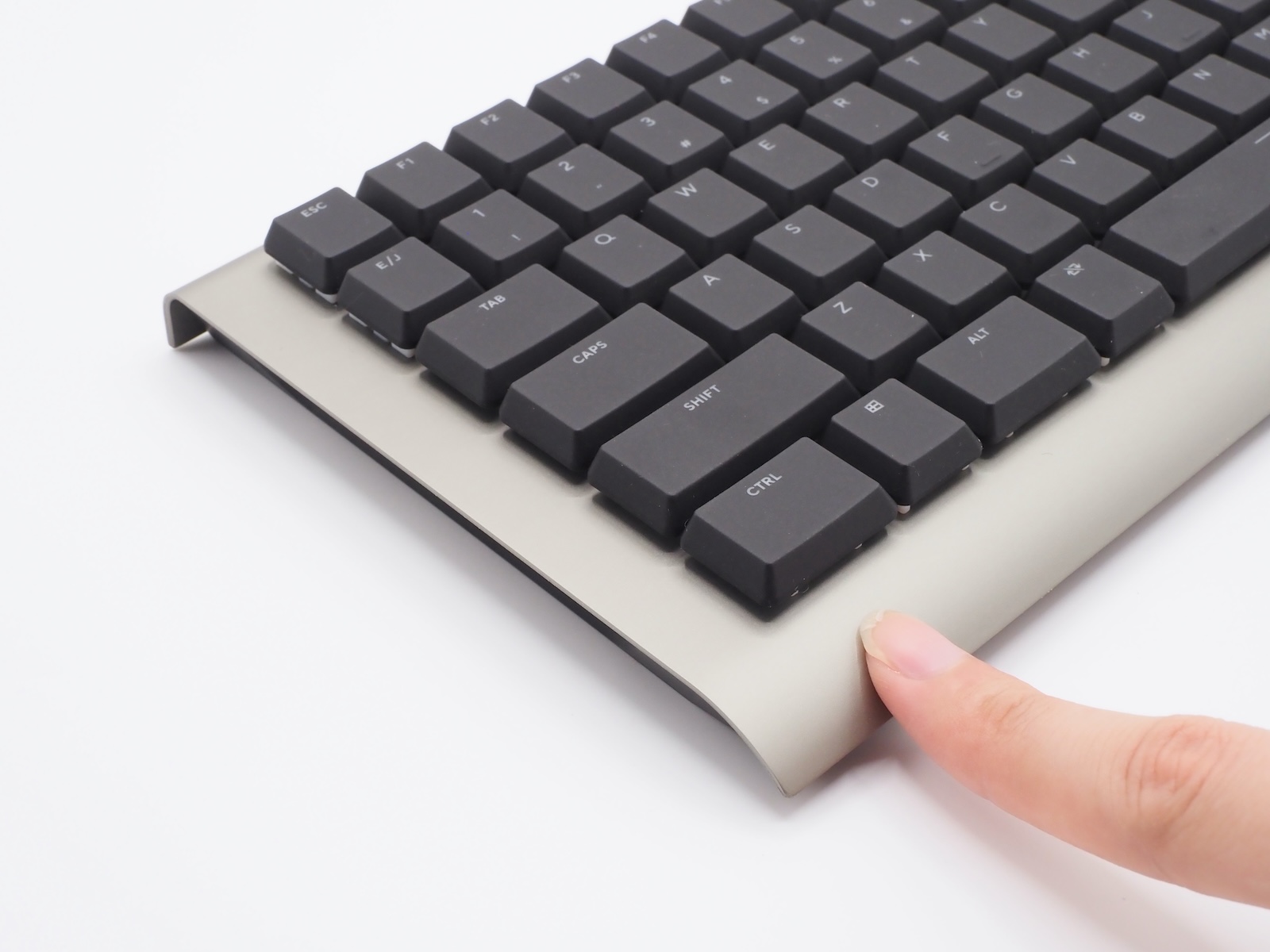 滑り止めの素材を変更したことで、グリップ力はかなりアップ。ゲームプレイ中に不意に動くことはほぼないだろう