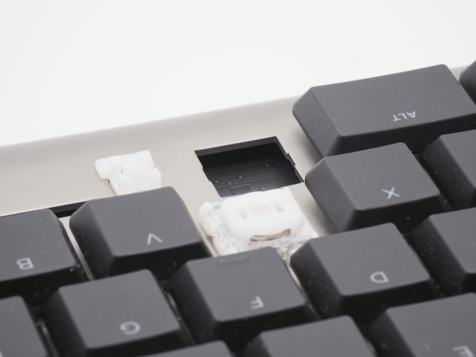 こちらは初代「ZENAIM KEYBOARD」。トッププレートとPCB基板の間は空洞となっている