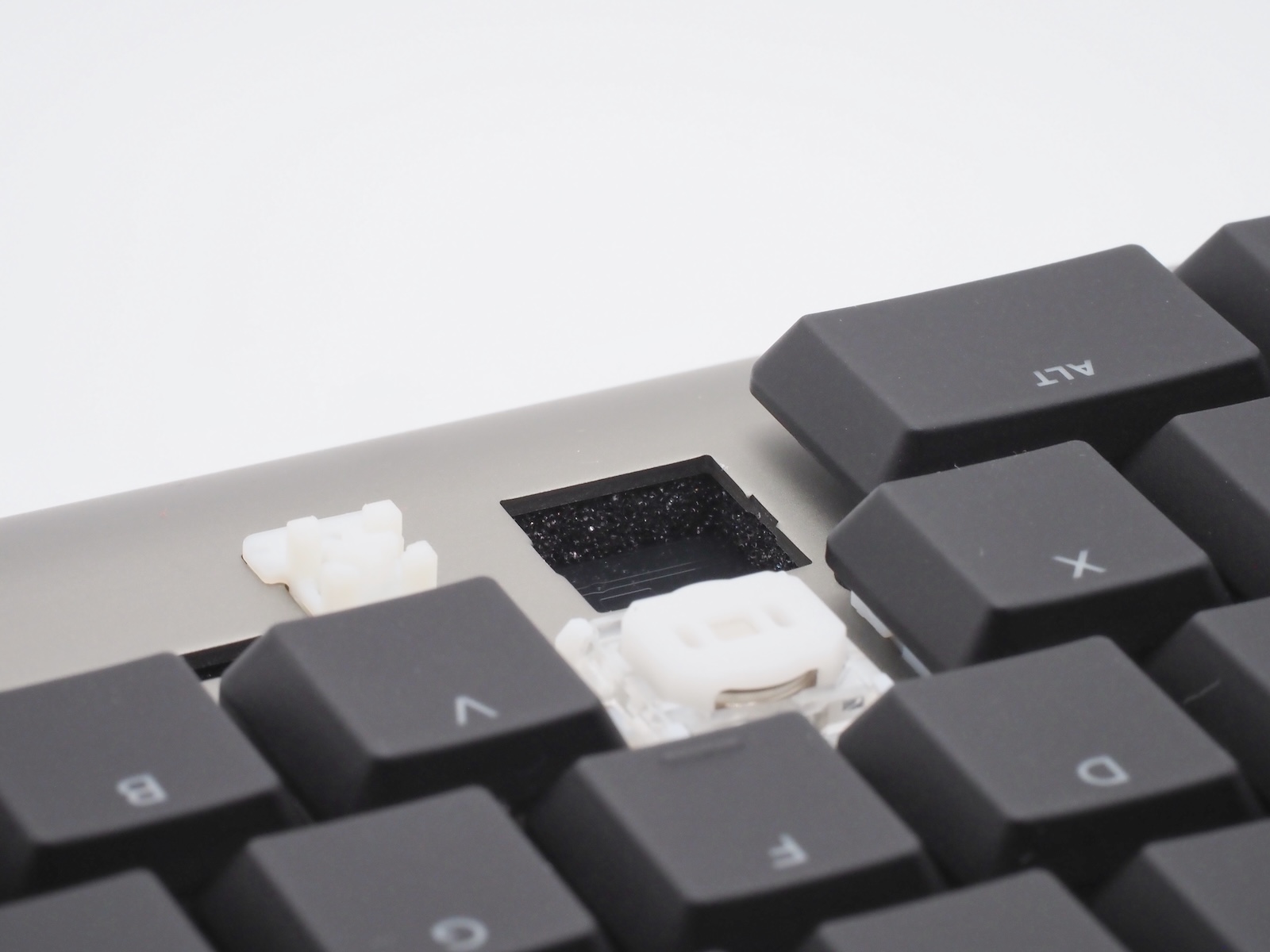 一方の「ZENAIM KEYBOARD2 TKL」は、トッププレートとPCB基板の間にスポンジのようなものが見える。これが「カームフレックス」だ