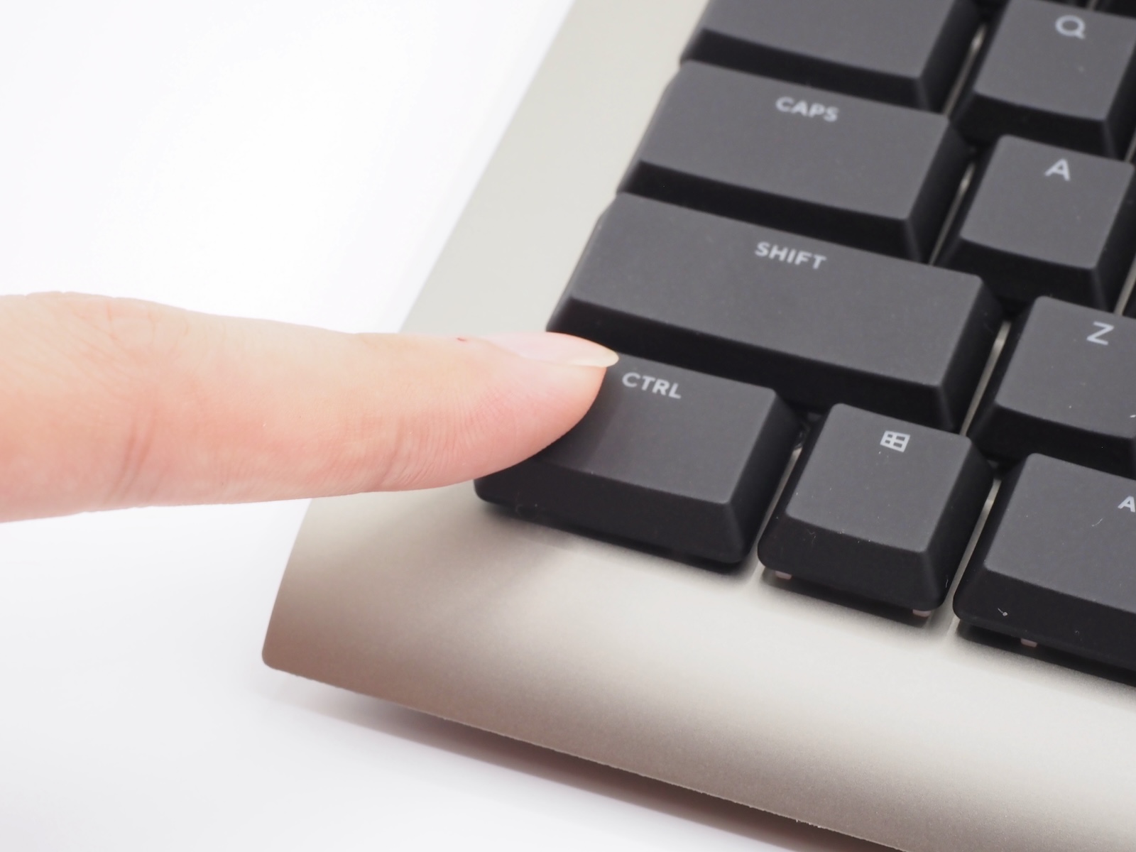 これによって落ち着いた打鍵音となり、指先に伝わってくるバネの振動も少なくなった