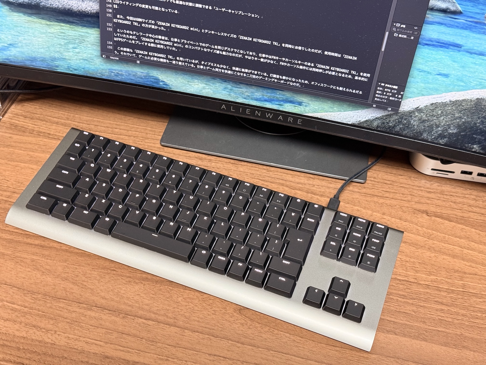 レビューの執筆にも「ZENAIM KEYBOARD2 TKL」を使用。仕事とゲームの両方を快適にこなせるゲーミングキーボードだ