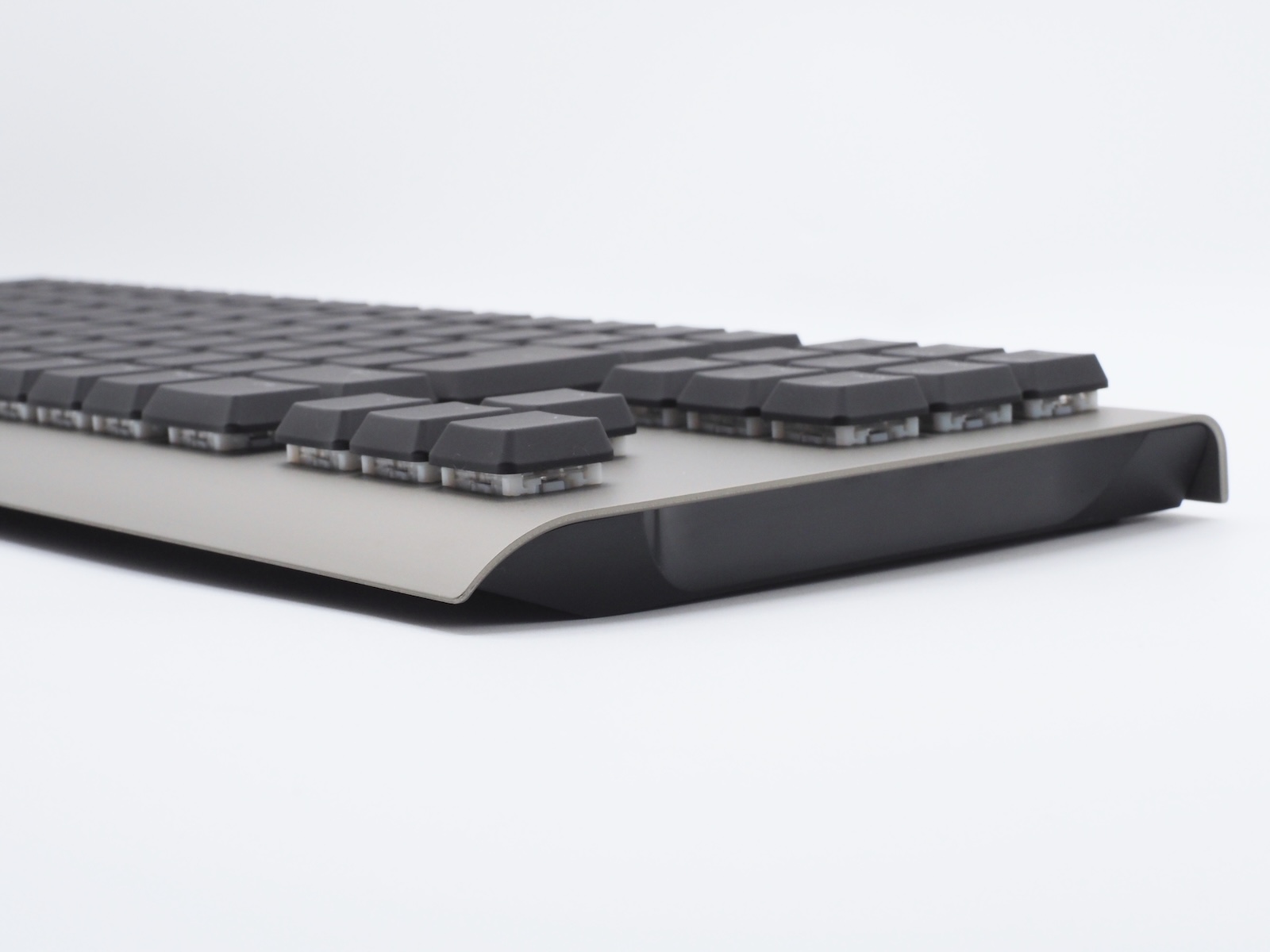 全高は約24.5mm。ロープロファイルらしい、パームレストいらずの薄さとなっている