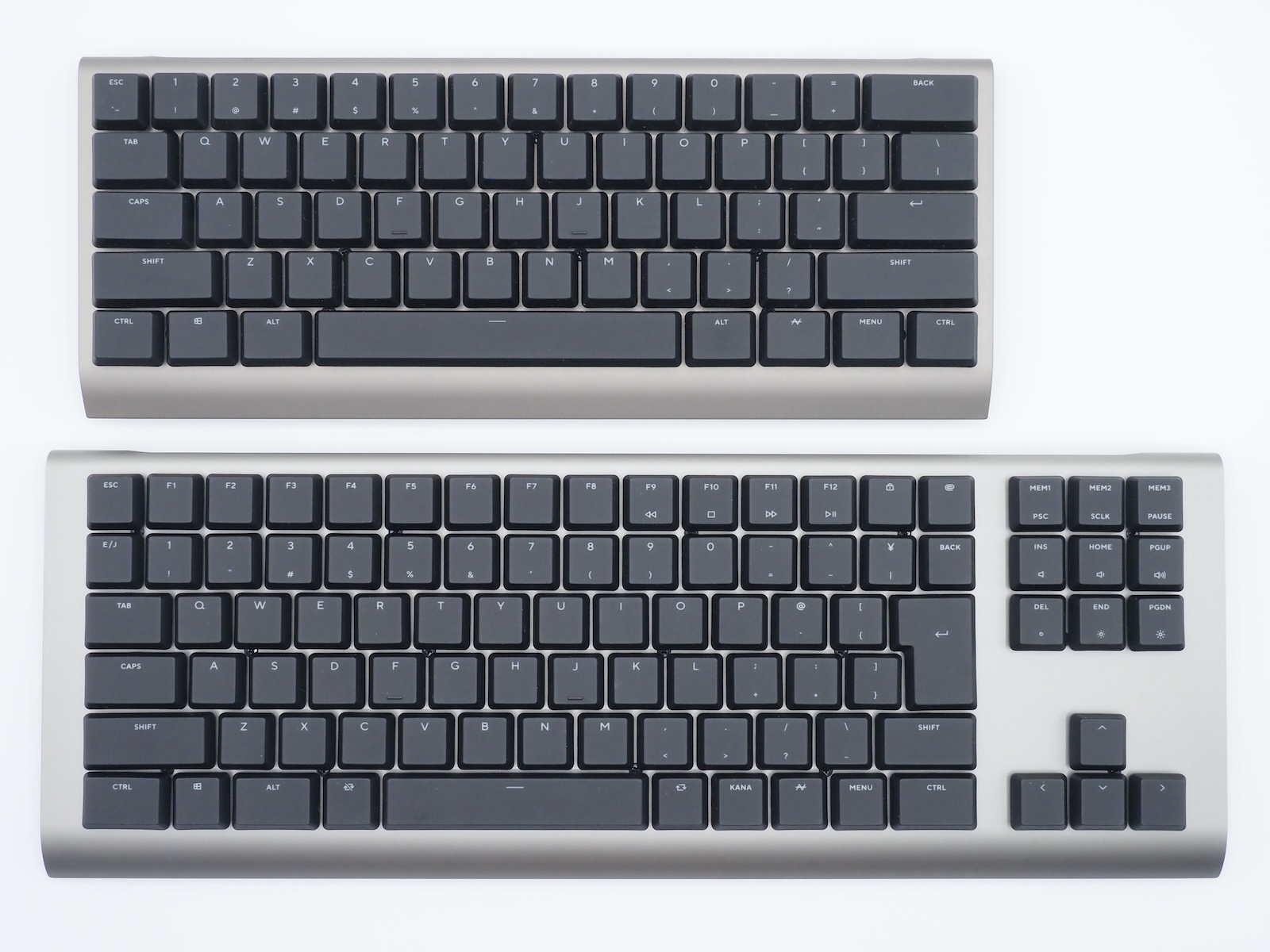 「ZENAIM KEYBOARD2 mini」と比較。キーの数は全く違うが、どちらも一目でZENAIMとわかるシンプルなデザインだ
