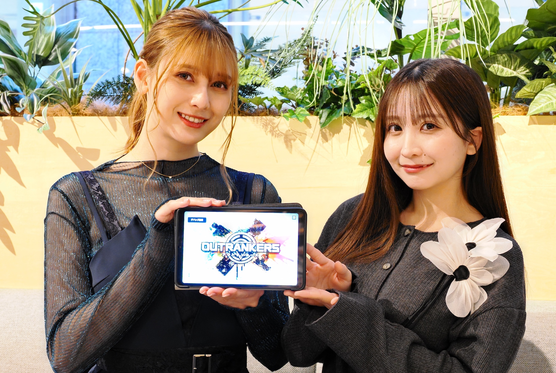 アンジェラ芽衣さん（左）と清水れいさん（右）