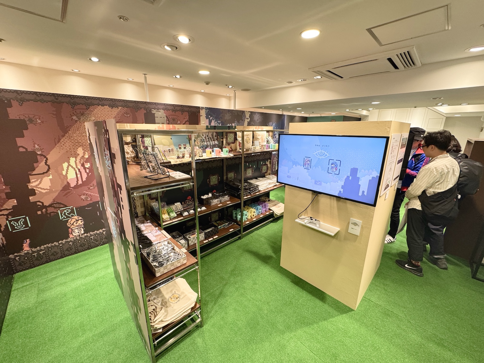 トレーディングアクリルキーホルダー（画像上／全8種／価格：各770円）、ピンバッジ（画像下／全4種／価格：各990円）