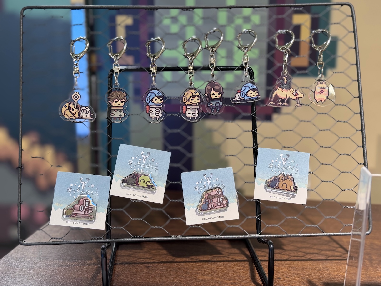 トレーディングアクリルキーホルダー（画像上／全8種／価格：各770円）、ピンバッジ（画像下／全4種／価格：各990円）