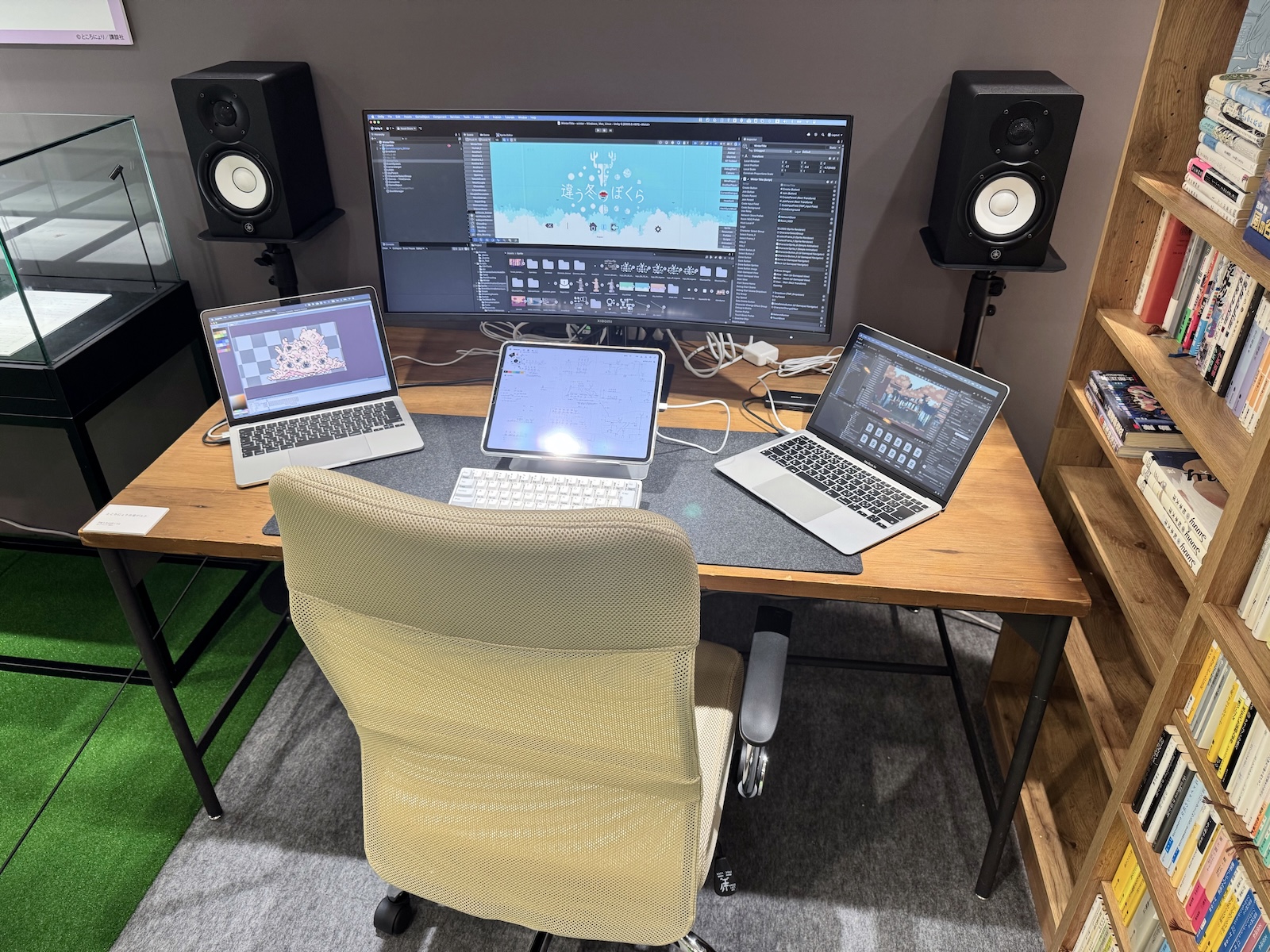 ところにょり氏の作業デスクを再現した展示。ゲームは2人プレイが必要ということもあり、ところにょり氏はPC2台を1人で同時に操作してチェックなどを行なっていたそうだ