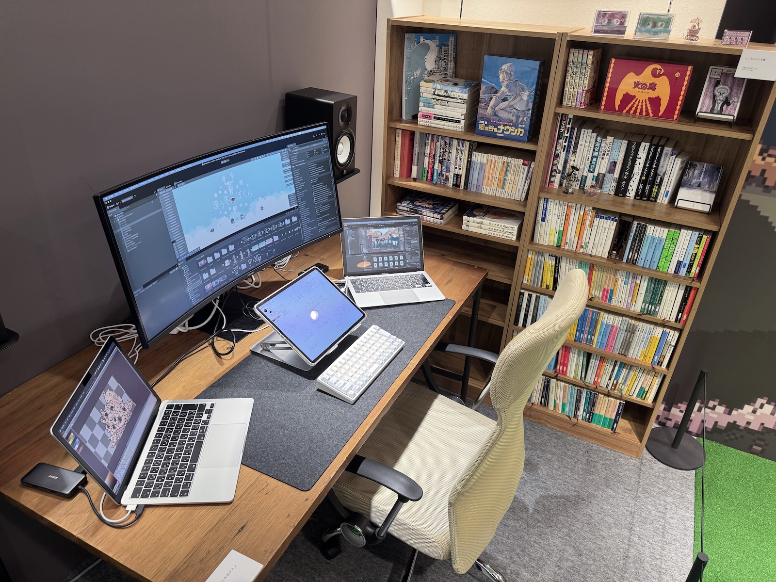 ところにょり氏の作業デスクを再現した展示。ゲームは2人プレイが必要ということもあり、ところにょり氏はPC2台を1人で同時に操作してチェックなどを行なっていたそうだ