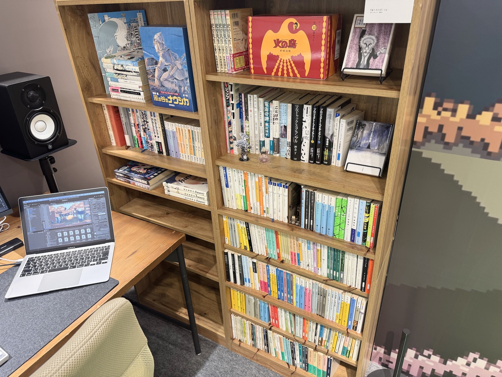 本棚の中のものはなんとところにょり氏の私物だそう。「前日に段ボールでもってきたので、今家の本棚は空です」とのこと