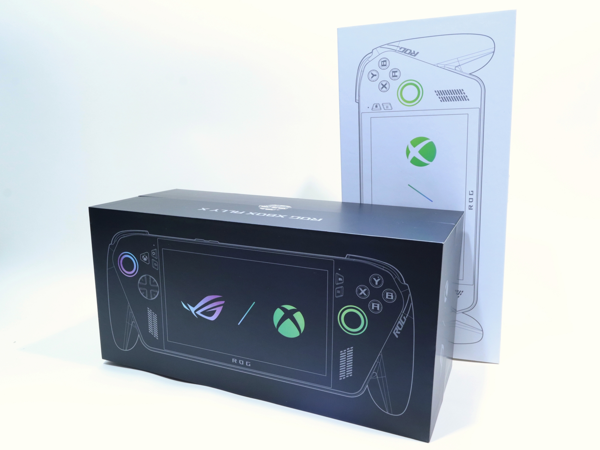 本体パッケージ。緑色の「X」ロゴがあしらわれている